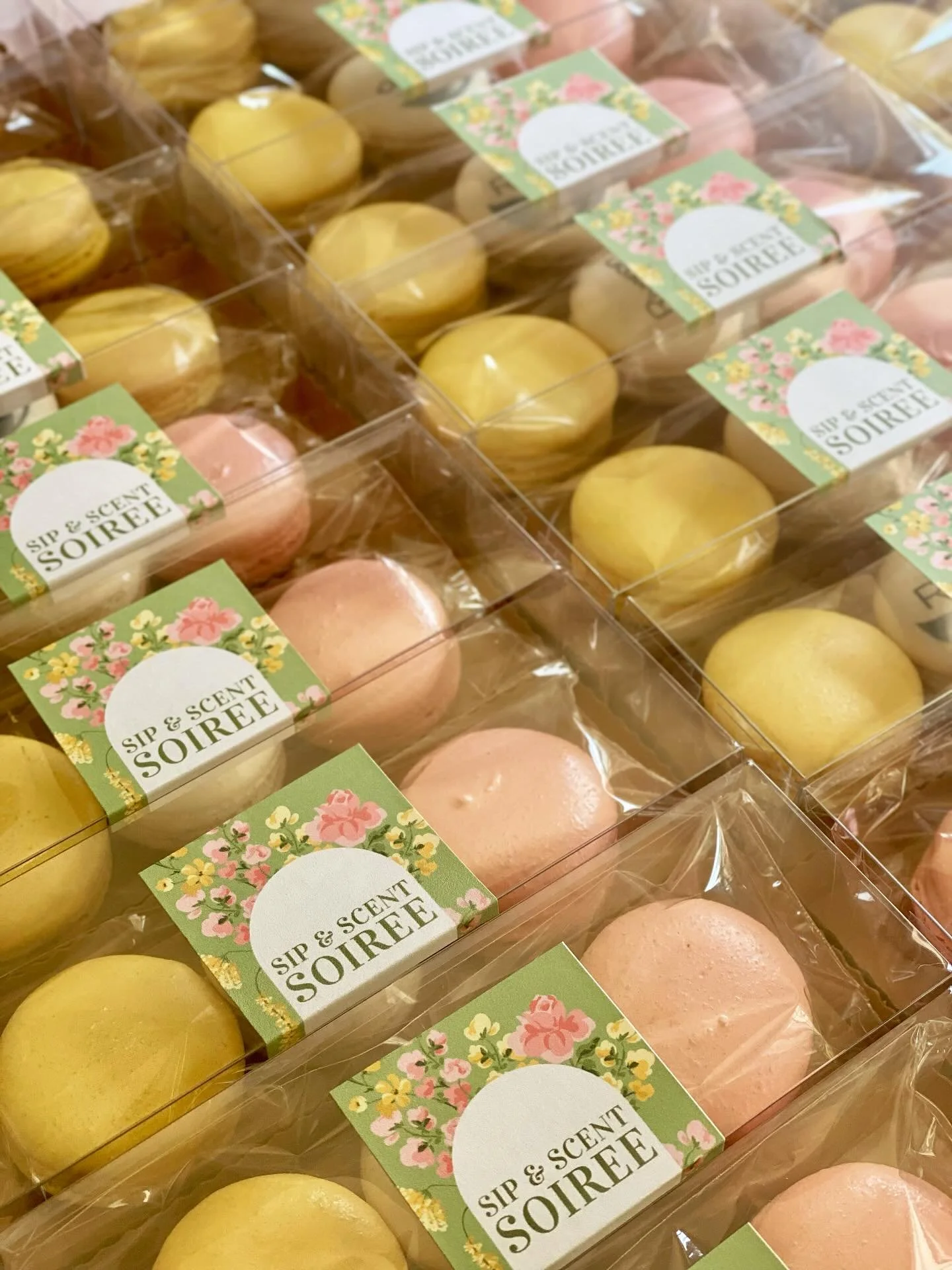 Macarons packaged up all pretty for a corporate event. Thank you Indya! 🌸🍃

Kimslittlecakeshop.com/shop