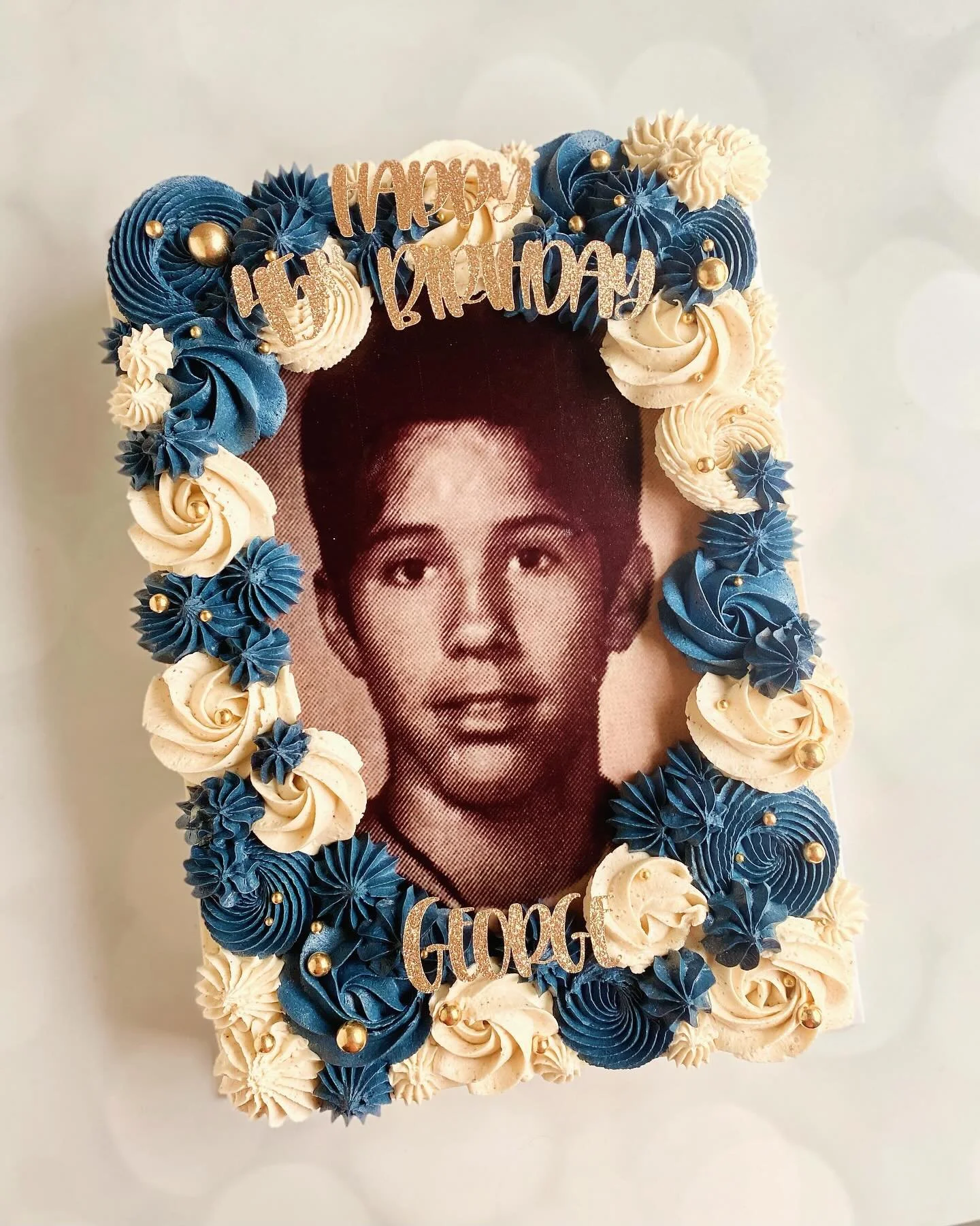 Today&rsquo;s Cinnamon Roll sheet cake with Brown Butter buttercream, with a nostalgic touch.  Thank you, Lorri!

Yes, you can add a photo to cakes, cupcakes, cookies, macarons, cake pucks&hellip; endless possibilities!

kimslittlecakeshop.com