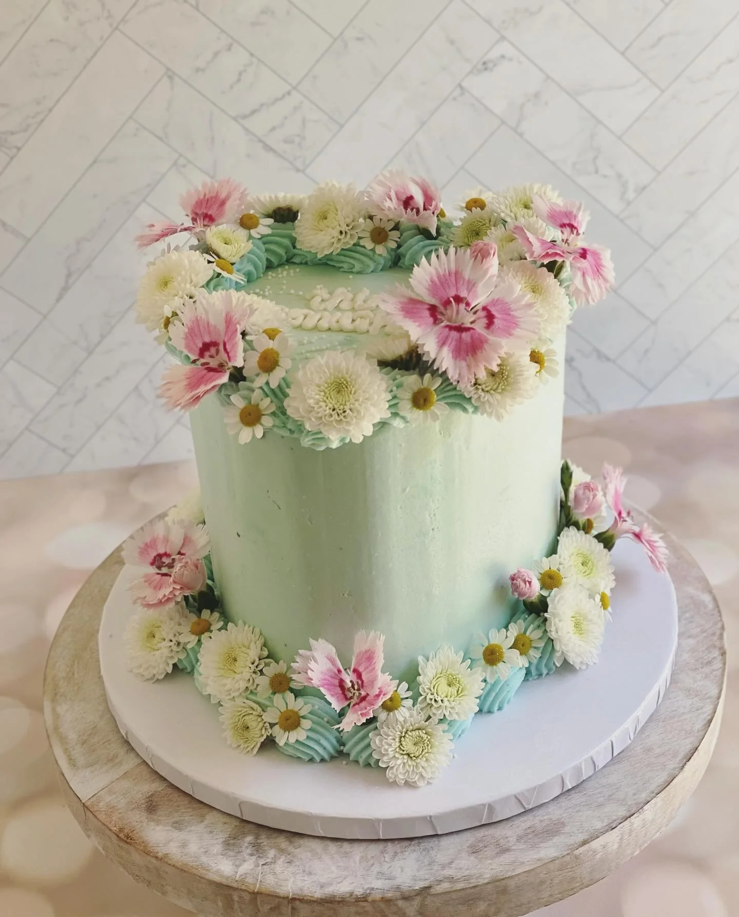 Chocolate layers with caramel and brown sugar cinnamon cream. 🩵🌸🪷

kimslittlecakeshop.com