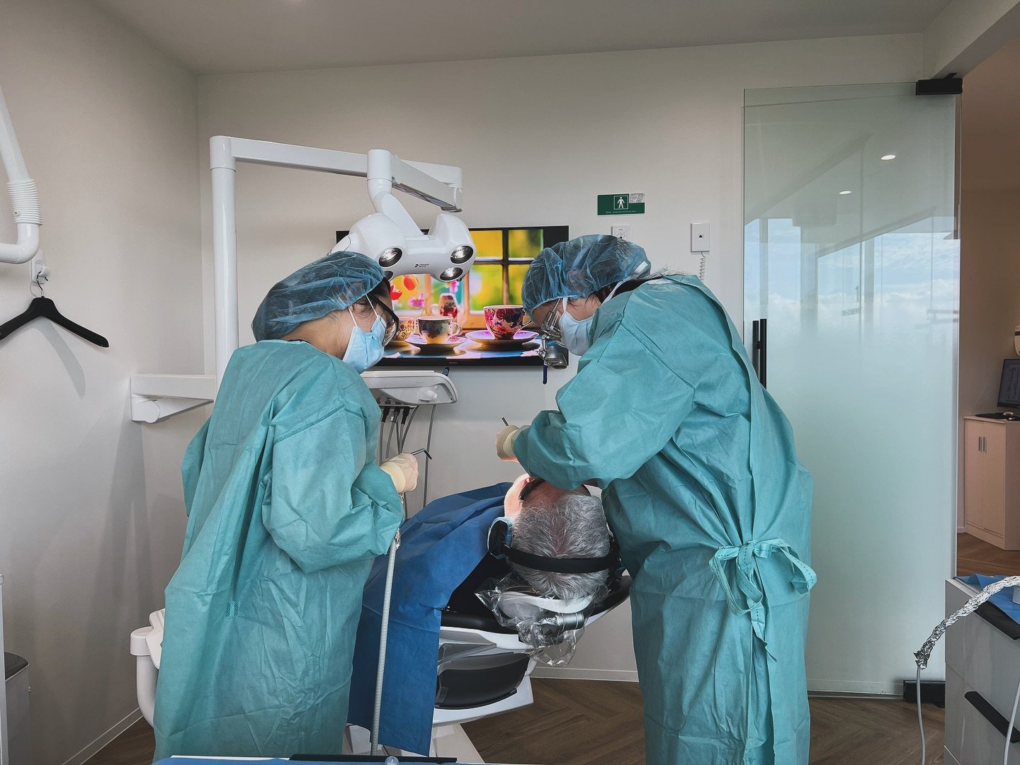 Completing the week with an implant surgery, 🦷✨ we are dedicated to providing our patients with the best care possible.
 
Our aim is to restore their confidence, rebuild their smiles, and most importantly, restore their ability to eat comfortably an
