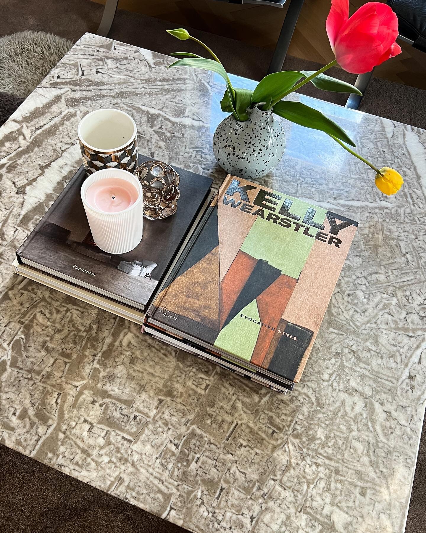 Details ✨ such an inspiring book if you love colours like I do. @kellywearstler 
Table from @reformfurniture 
#kellywearstler #mitthem #luxuryvintage #interiordesign #studio #inredningsstudio #artdeco #designstudio #interiorinspiration #inspiration #