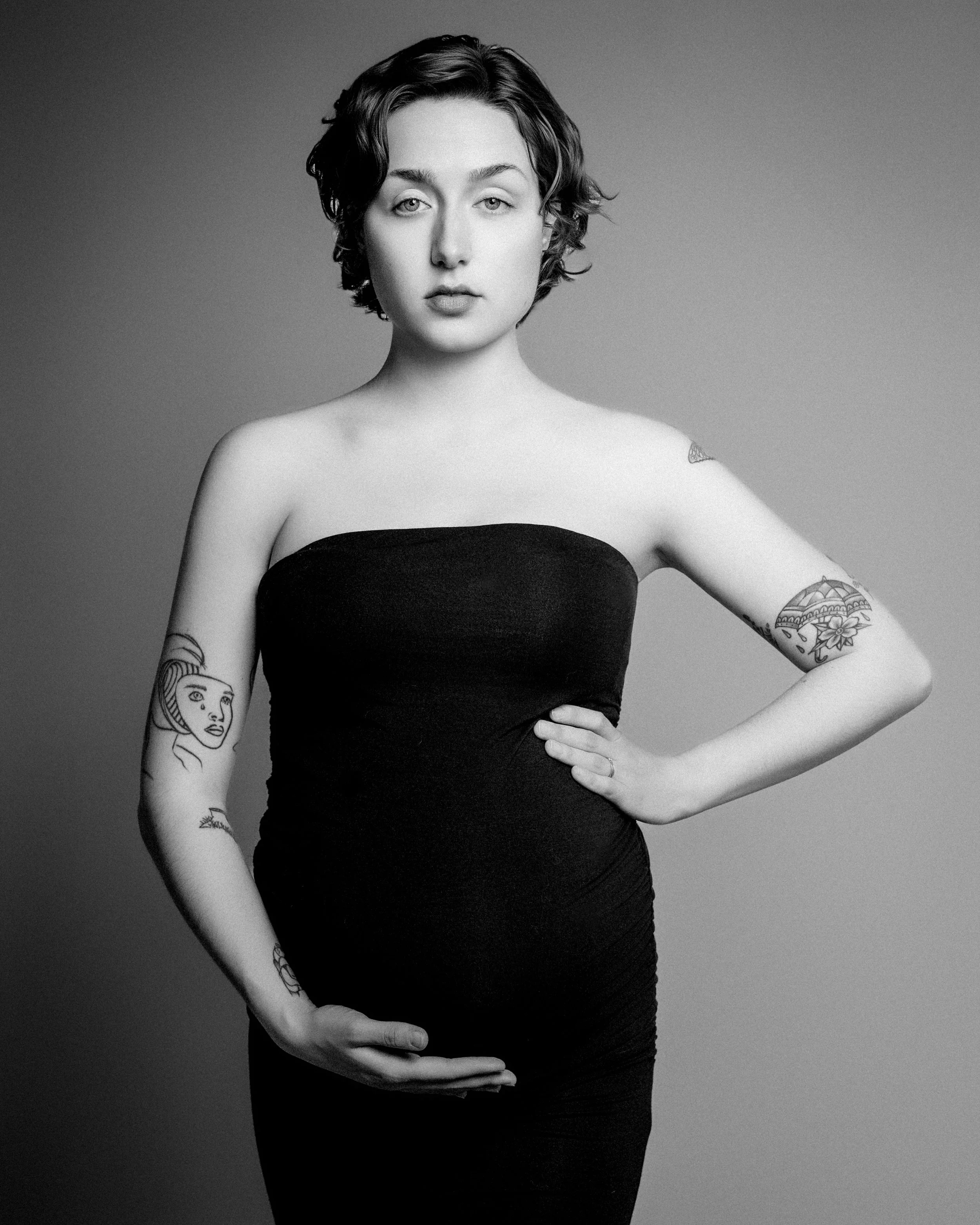 Luxury Maternity Portraits in Studio: An Editorial Experience for the Modern Mother