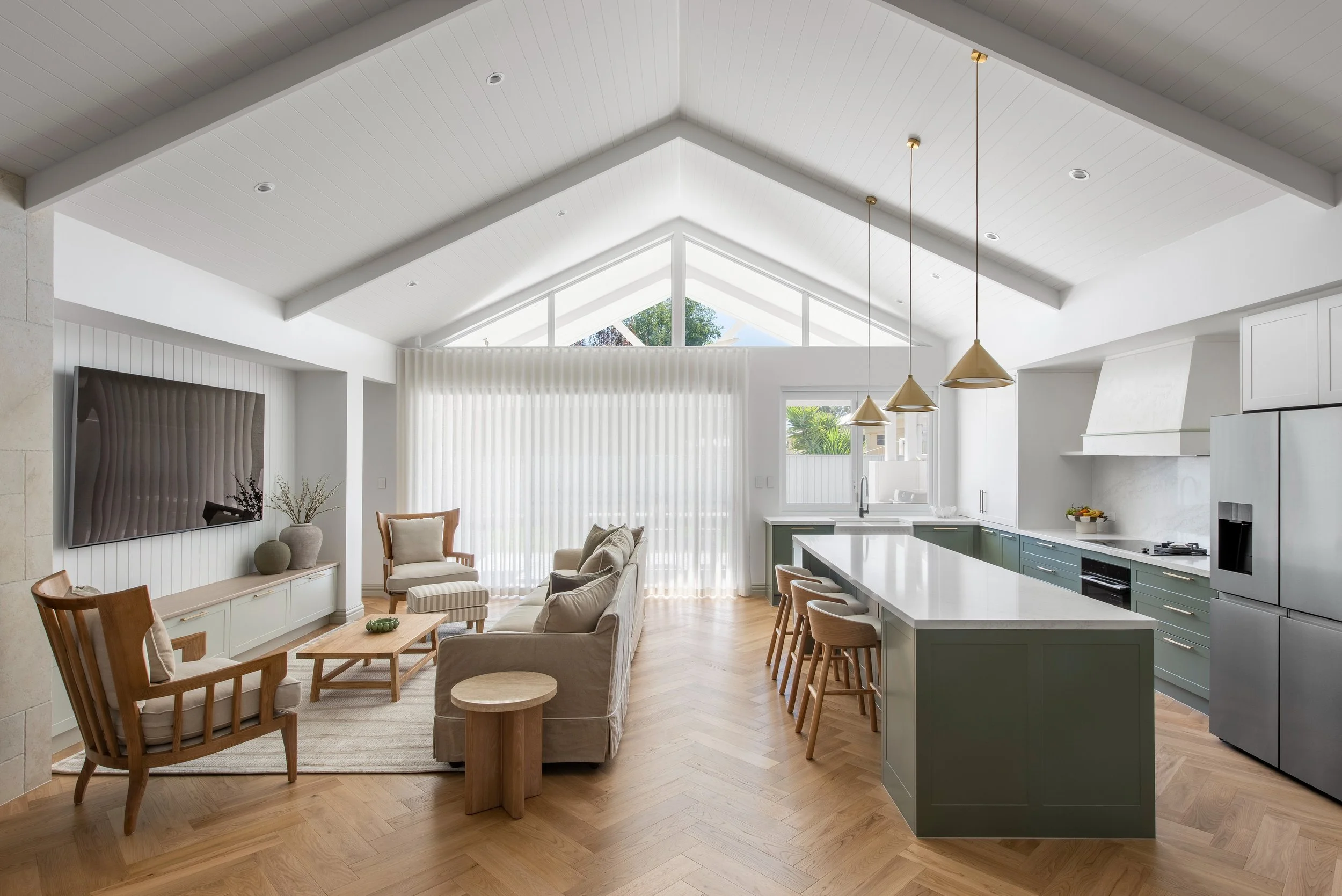 Rostrevor Residence | Living Area &amp; Kitchen

Photography by @david_sievers_photography

#interiordesign #interiors #finishes #selections #adelaideinteriors #design #kitchen #joinerydesign #joinery