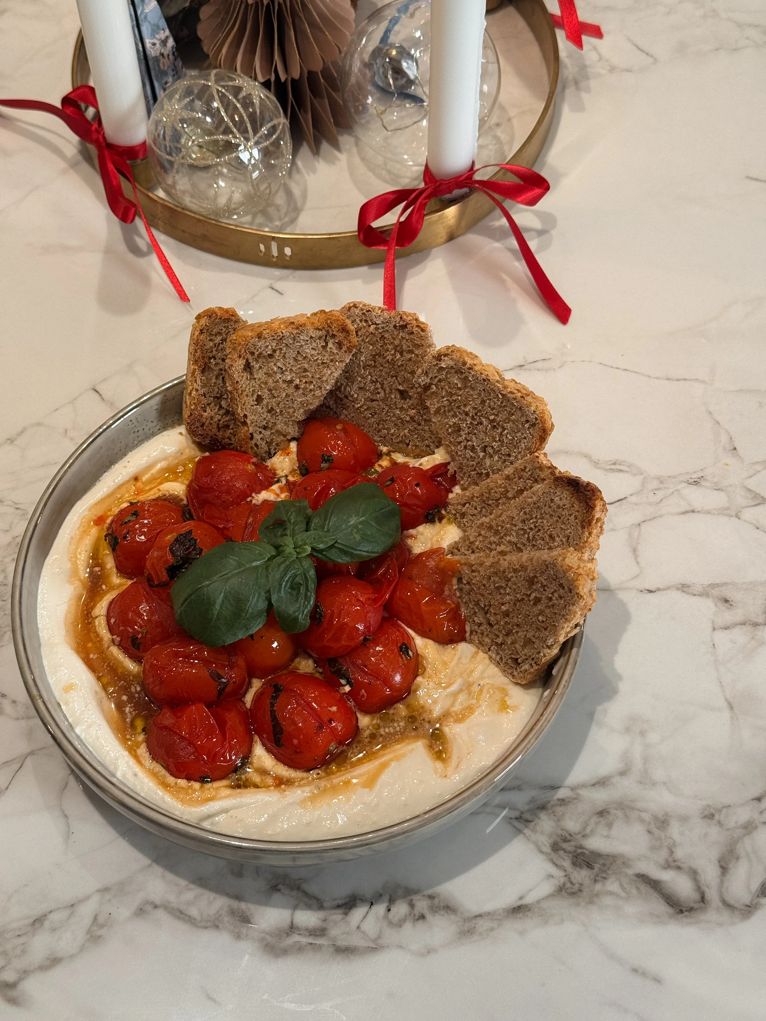 Fetakrem med ovnsbakte tomater