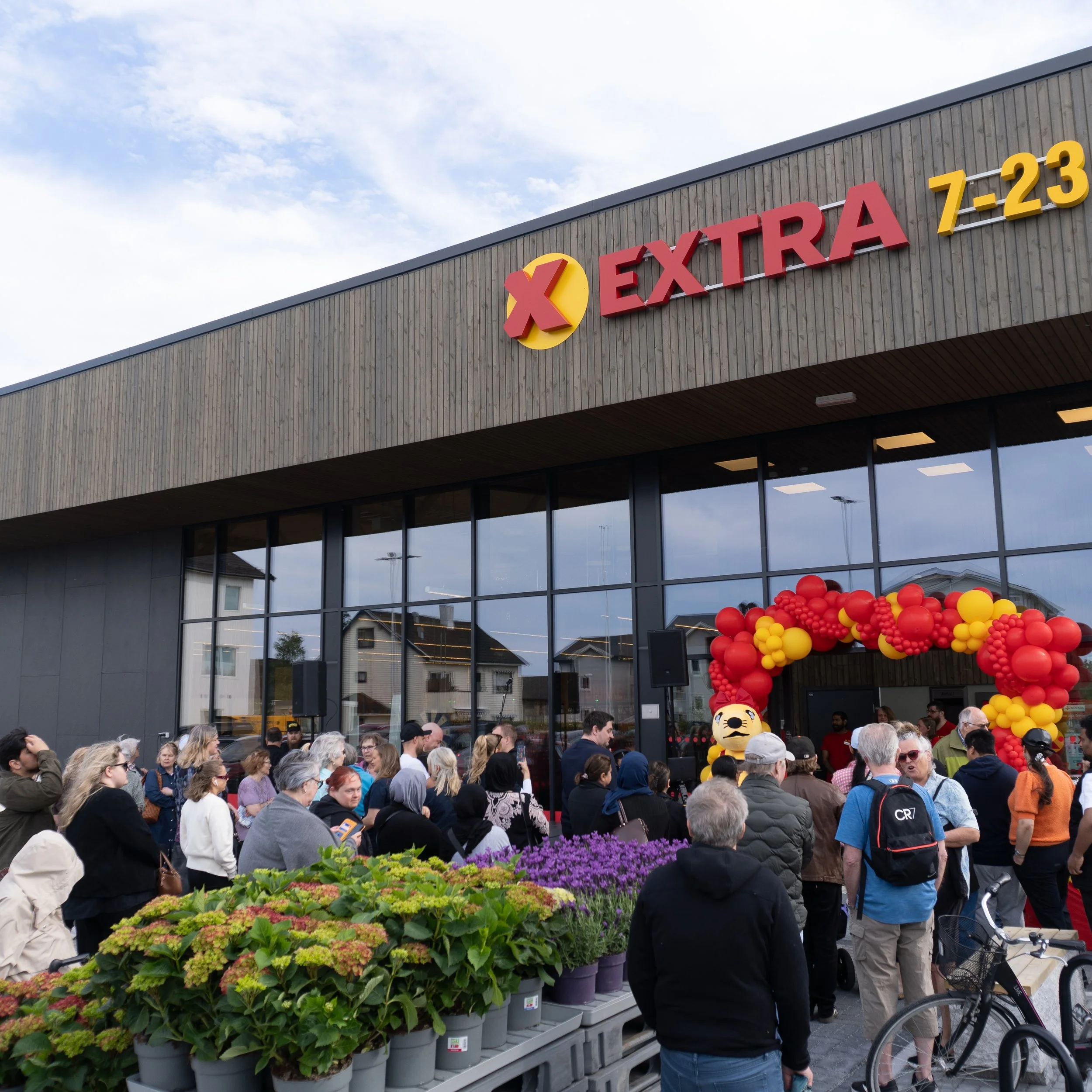 Lang kø da Extra Rønvik åpnet dørene