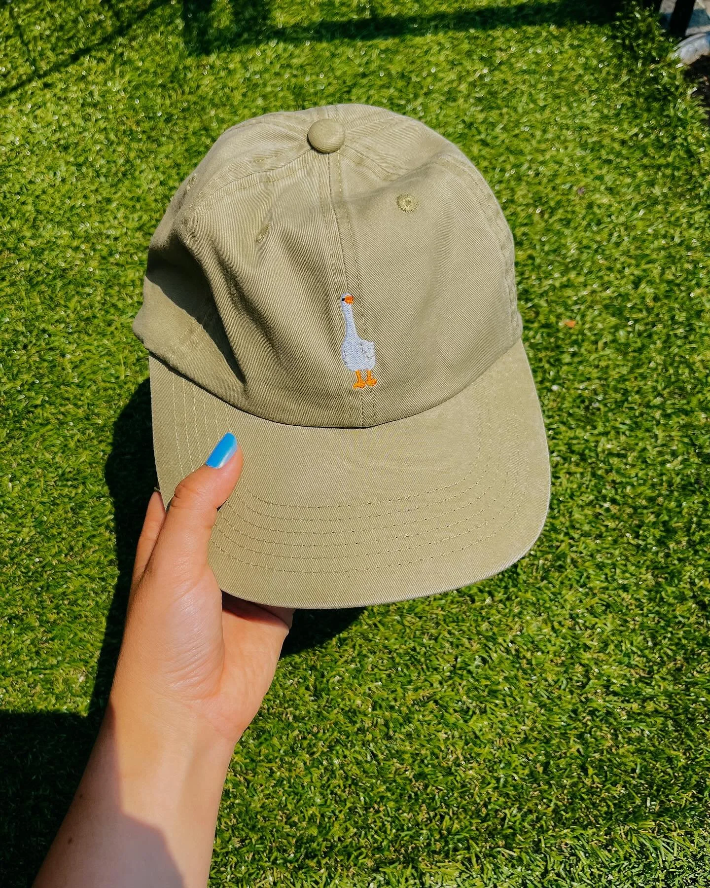 &Ccedil;a se pourrait bien qu&rsquo;il y ait un nouveau mod&egrave;le de casquette de disponible 👀🪿

Moment parfait pour te procurer une casquette qui te prot&eacute;geras des rayons de soleil. 🌞

✨QUANTIT&Eacute; TR&Egrave;S LIMIT&Eacute; ✨

Rend