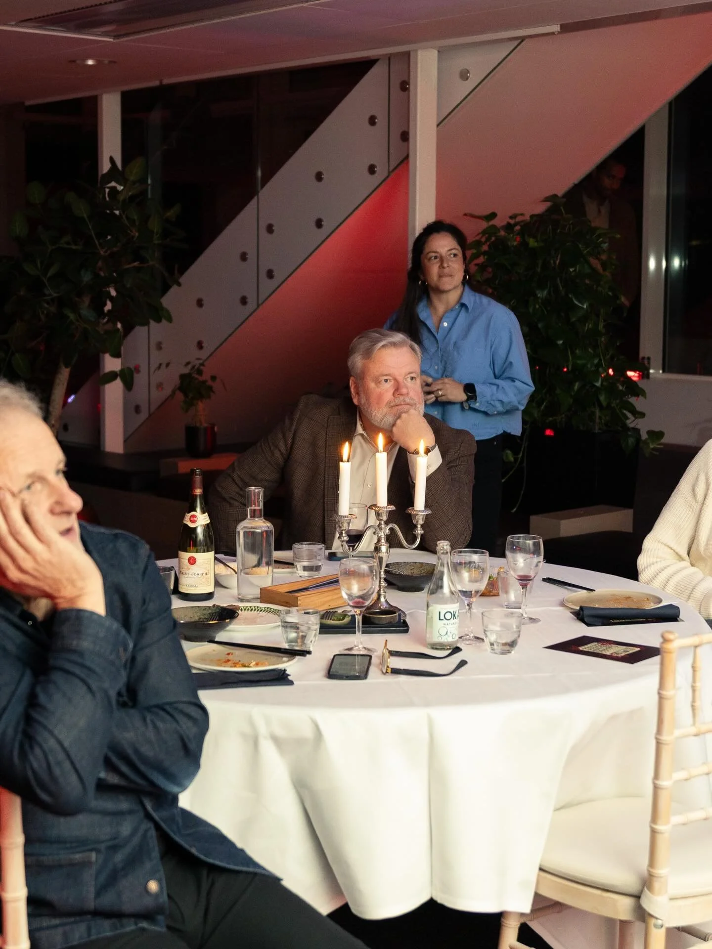 Det finns rum d&auml;r samtalen g&aring;r runt i cirklar.
Samma perspektiv. Samma slutsatser. Samma avst&aring;nd till verkligheten. Vi vill n&aring;got annat.

S&aring; tillsammans med @amffastigheter samlade vi m&auml;nniskor som s&auml;llan delar 