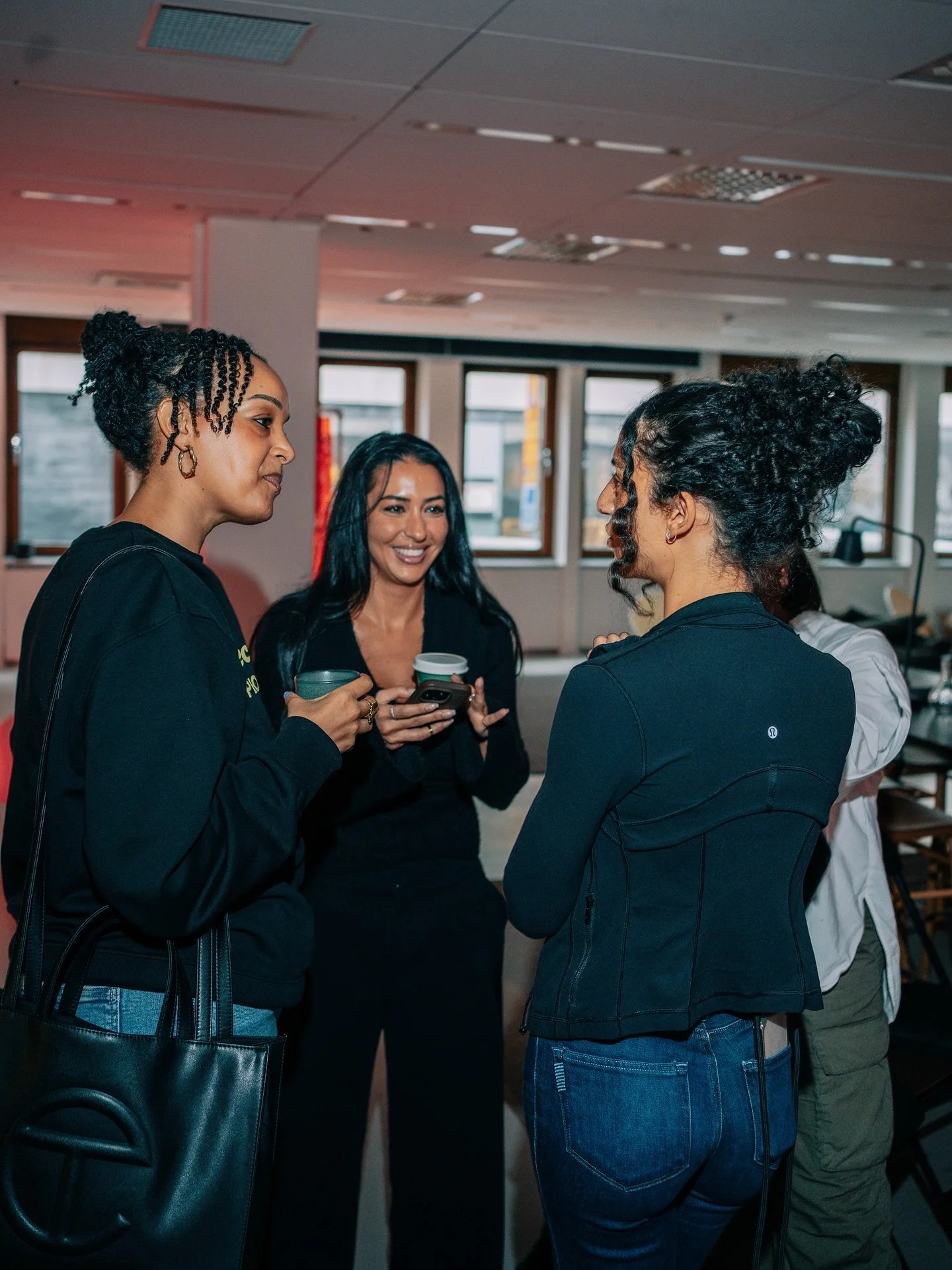 Bilder fr&aring;n v&aring;r senaste frukost tillsammans med @moodstockholm d&auml;r vi hade med oss @leyglow, @beuclinic.se och @victoriacescobar i panelen 🌿

Stort tack till alla som kom och spenderade morgonen med oss 🫂

📸: @odd.vhs