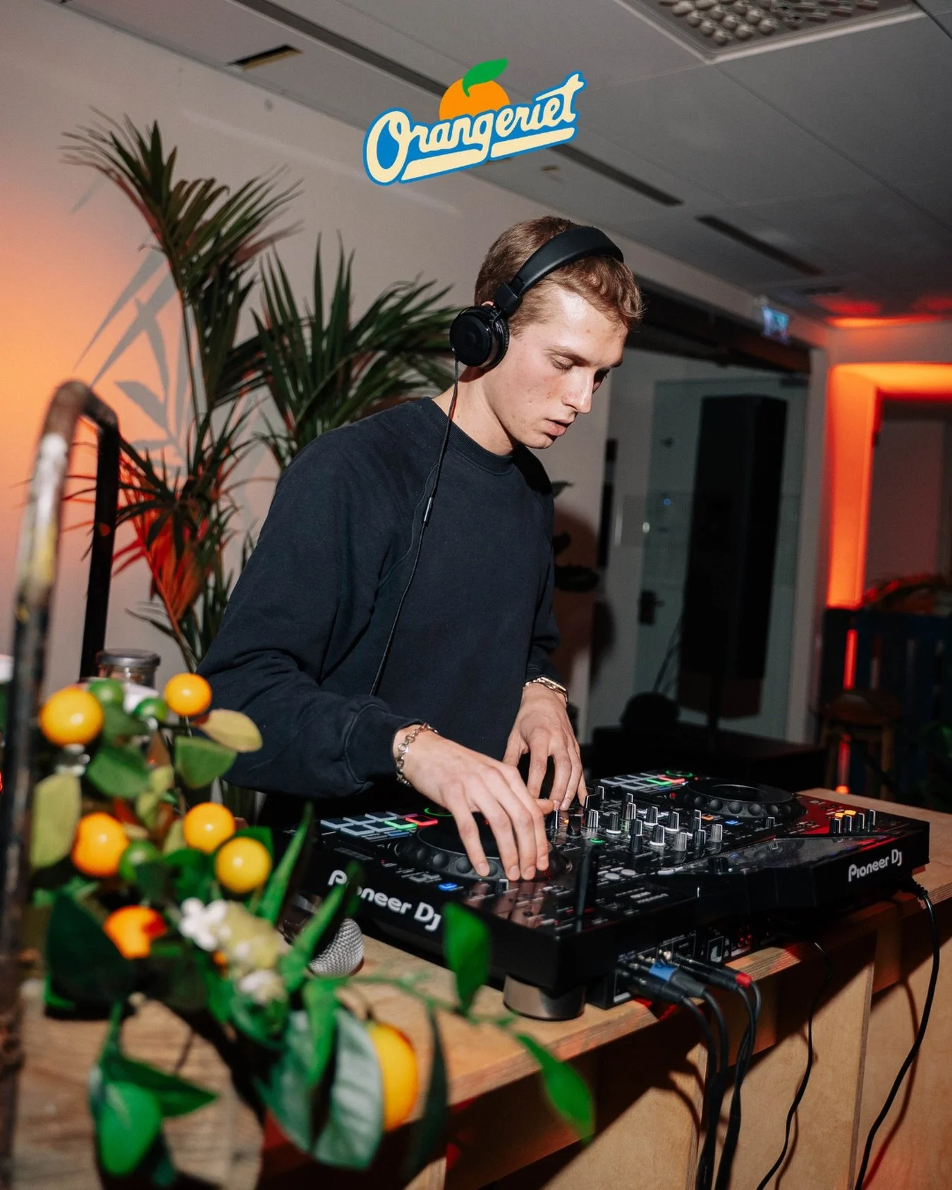 @axelduda Live at Orangeriet | @cmnty.xyz x @moodstockholm 

Orangeriet &auml;r ett koncept av CMNTY x MOOD, d&auml;r musik, stadsliv och m&ouml;ten f&aring;r ta plats i en intim och kuraterad milj&ouml;. Inspirerat av husets v&auml;xthustak och driv