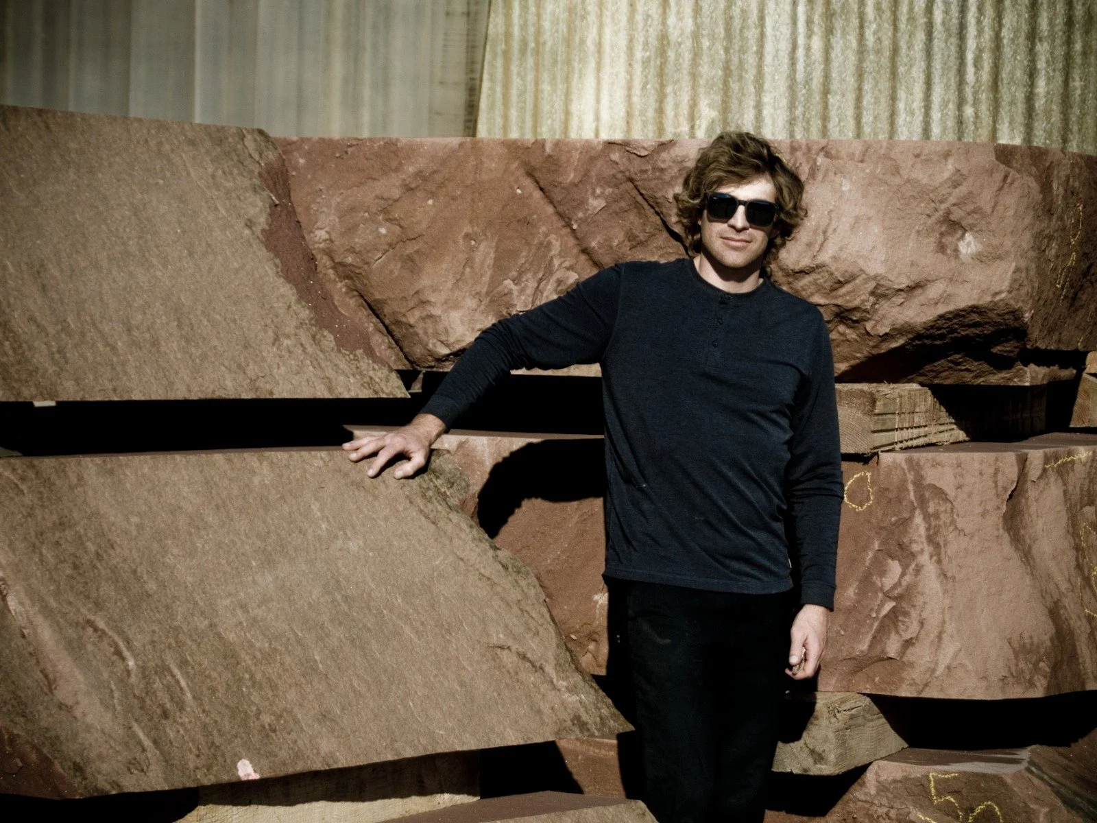 Architecte paysagiste à Paris sélectionnant des pierres naturelles pour un projet de jardin sur mesure