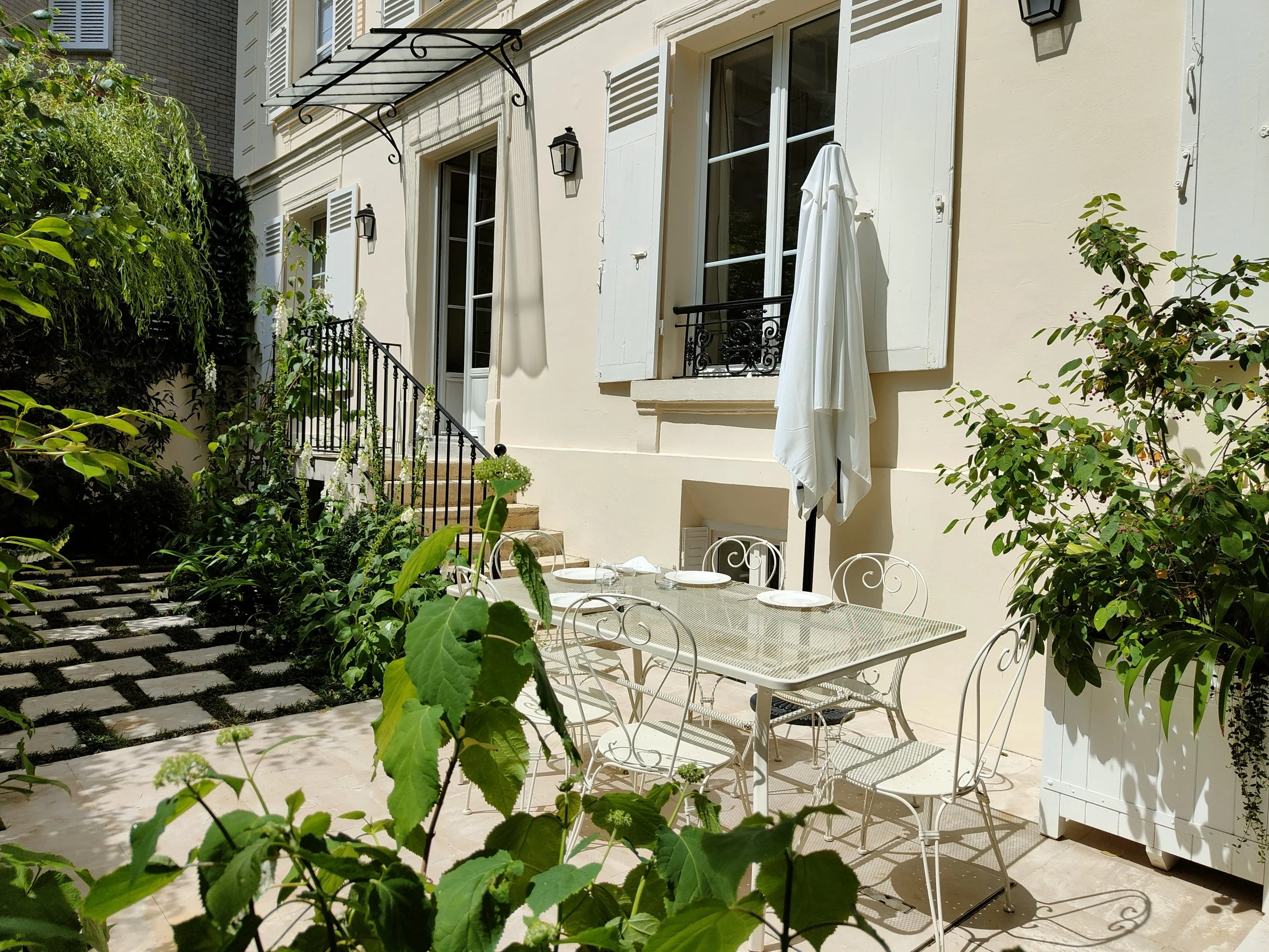 ambiance-jardin-blanc-cour-paris.jpg