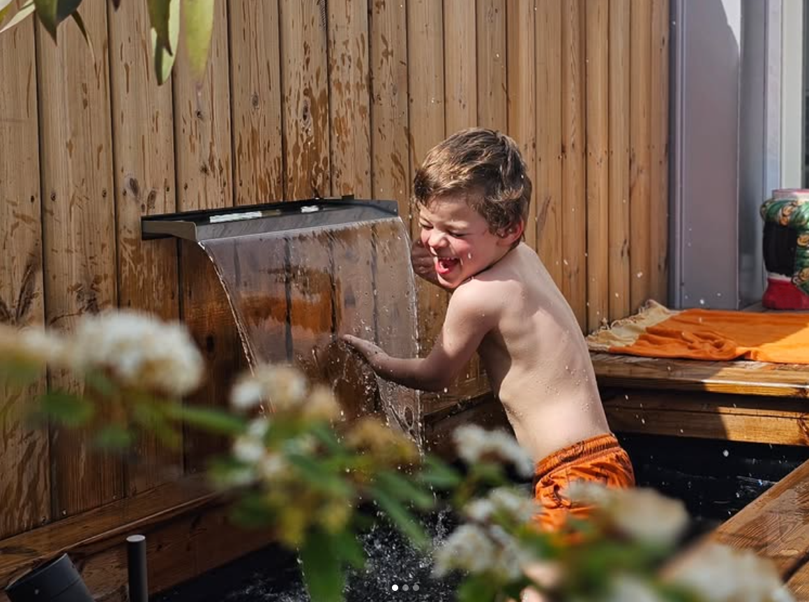 Mini piscine intégrée à une terrasse en bois, avec lame d’eau de fontaine en inox et banquette sur mesure, jardin et terrasse contemporains.