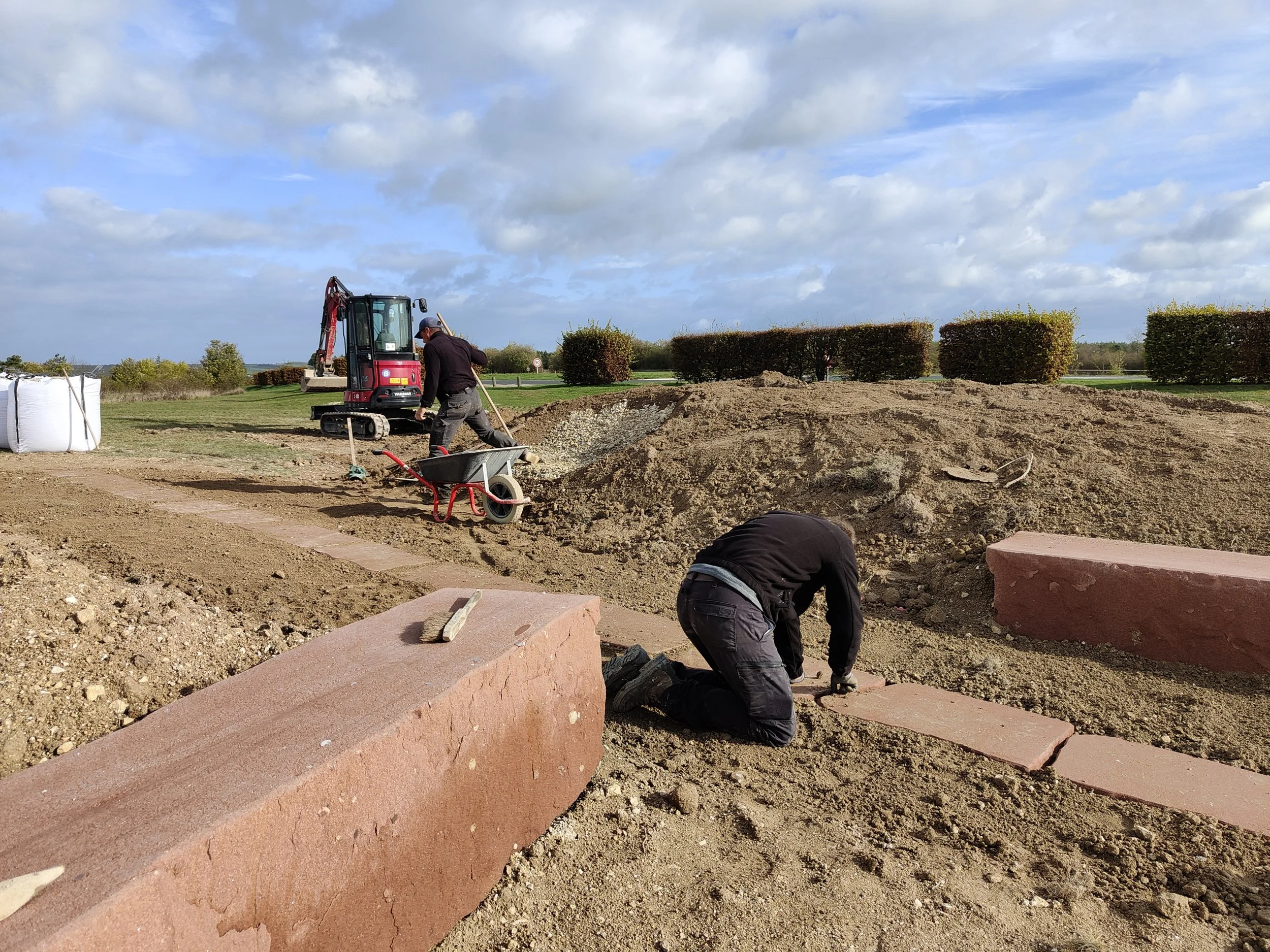Travaux de création d'allées et murets en grès rouge par l'architecte paysagiste David Simonson