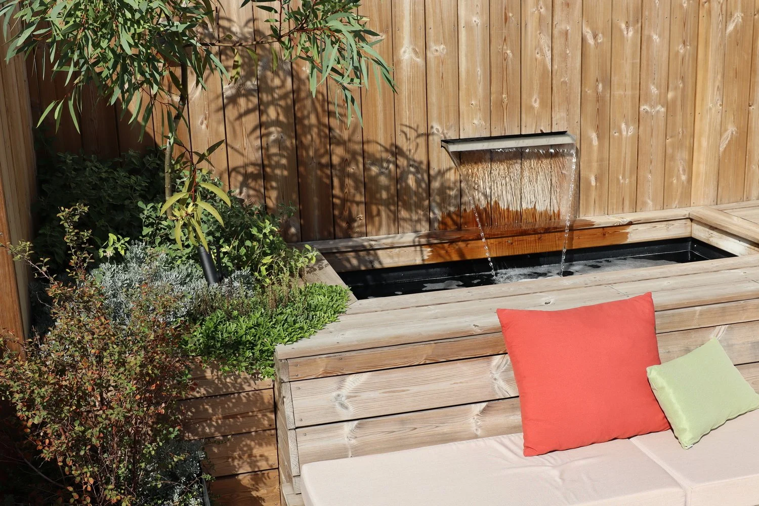 Fontaine et mini piscine, avec banquette en bois sur mesure