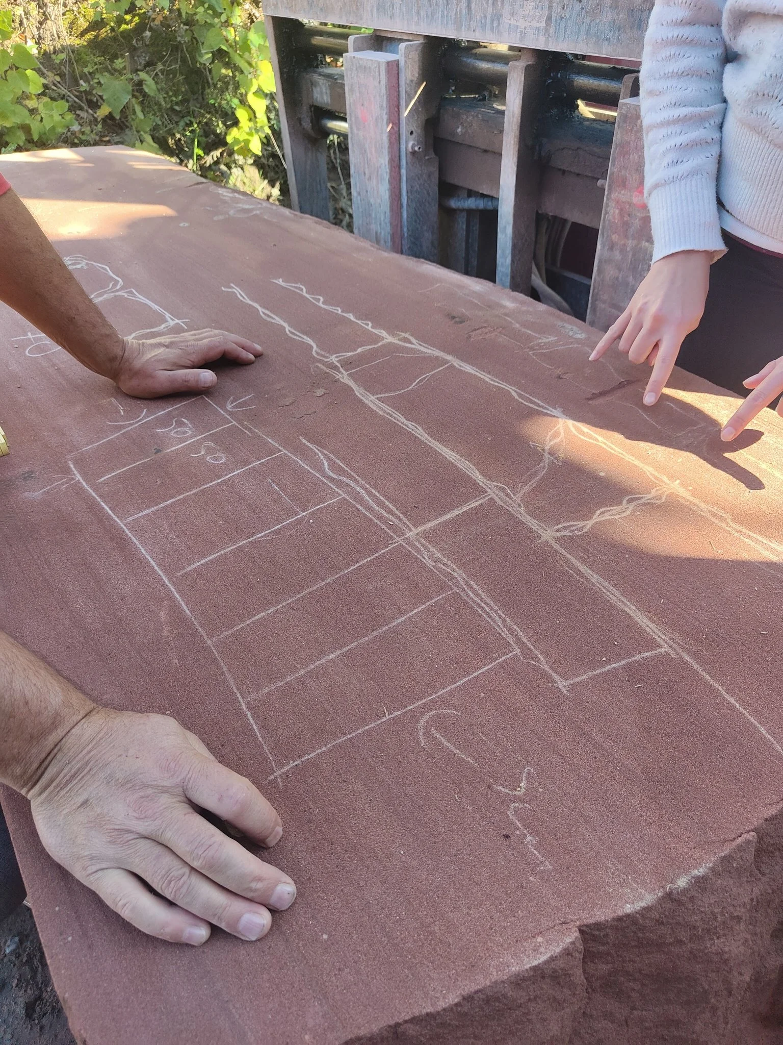 Croquis d’aménagement tracé sur une dalle de pierre lors de la conception d’un jardin par un architecte paysagiste à Paris