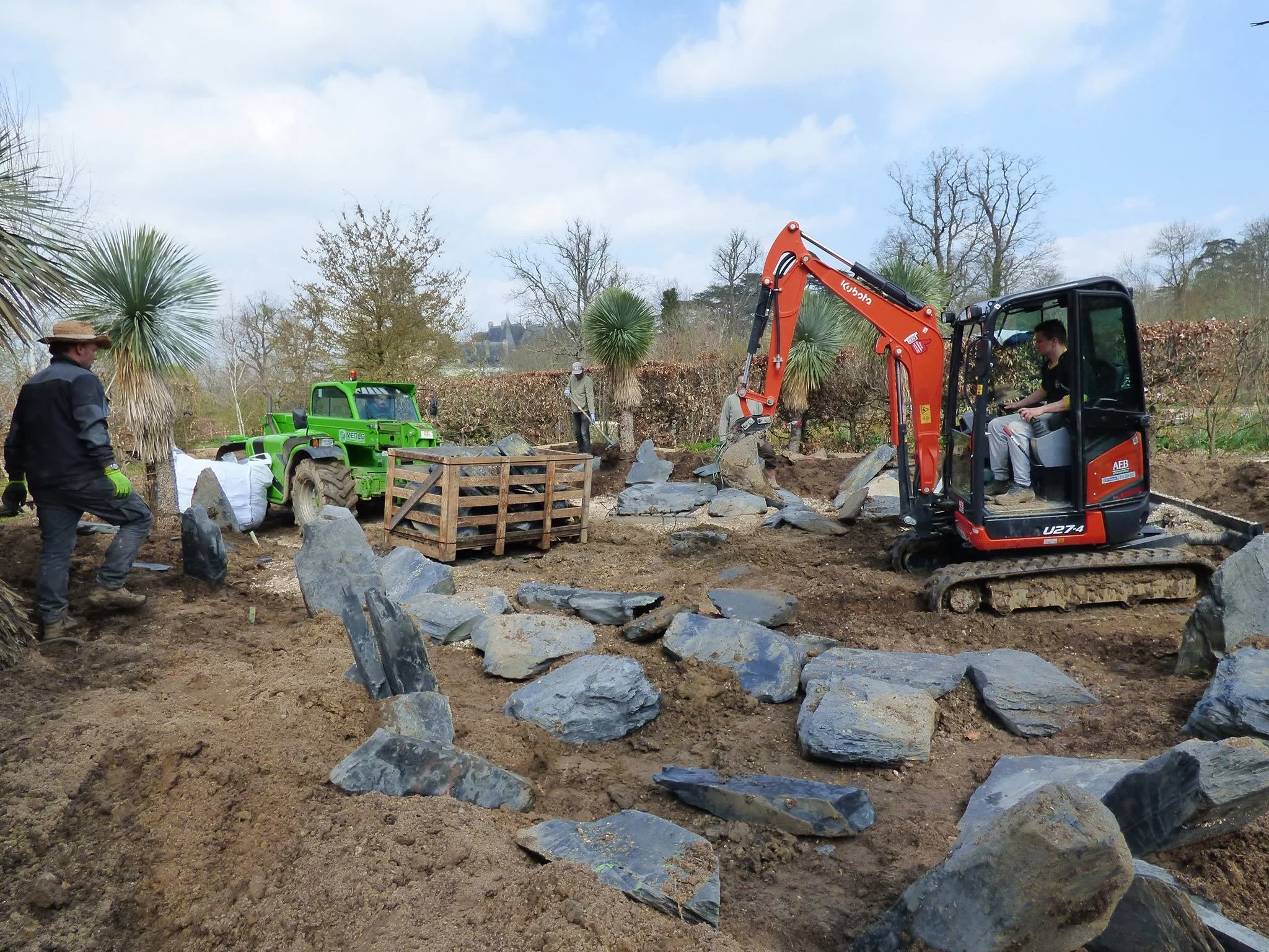 Chantier paysager à Paris, pose de pierre et coordination d’équipe, exemple de réalisation encadrée sur site.Chantier paysager à Paris, pose de pierre et coordination d’équipe, exemple de réalisation encadrée sur site.