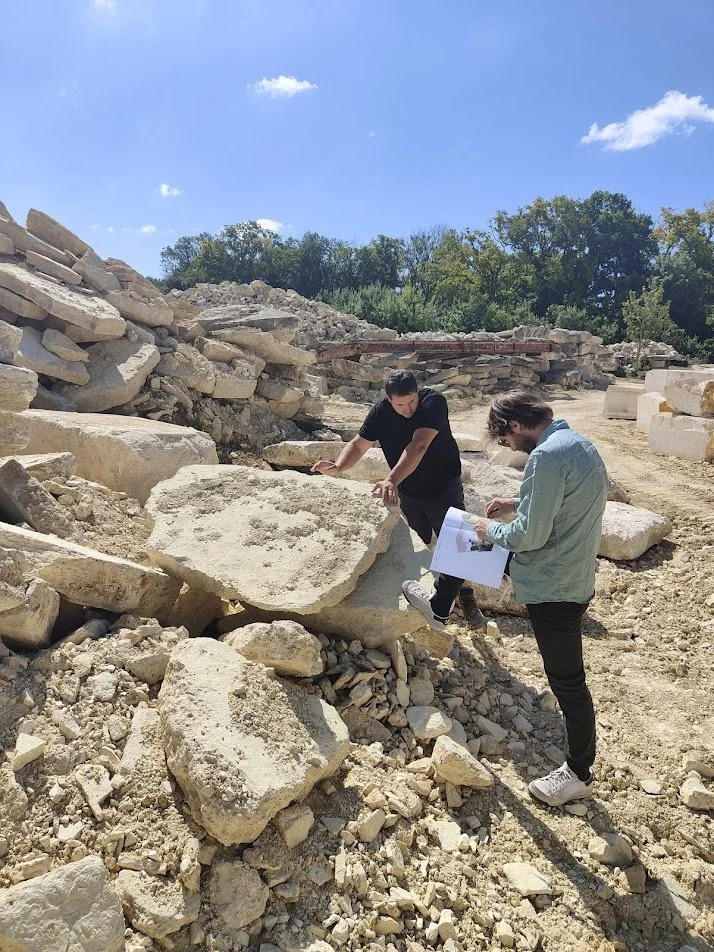 Sélection de grandes pierres naturelles en carrière pour la création d’un jardin de rocaille à Saint-Cloud.
