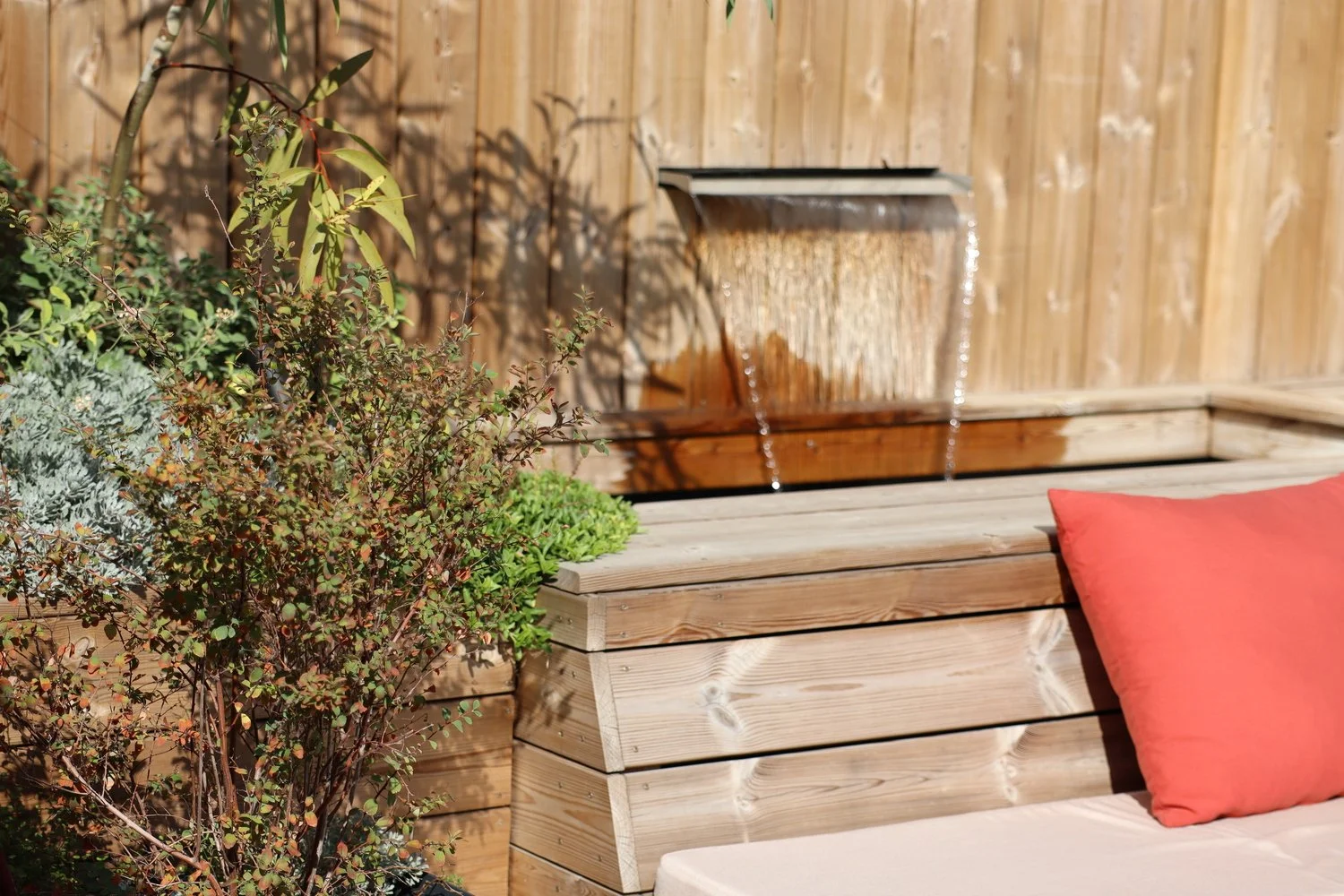 Lame d’eau de la fontaine et mini piscine sur la terrasse