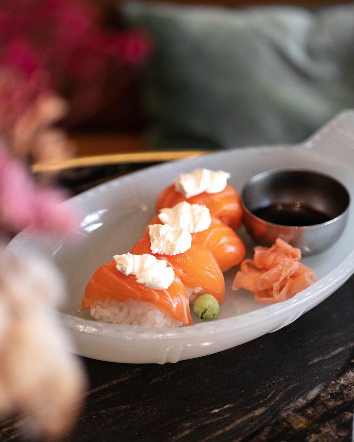 Classiques et ind&eacute;modables, nos sushis saumon cheese vous attendent au Wok Forever !
R&eacute;servez votre table au 02 99 85 92 65 💌
.
#wokforever #rennesfoodguide #rennesrestaurant #restaurantrennes #bonneadresserennes #foodrennes #rennescit