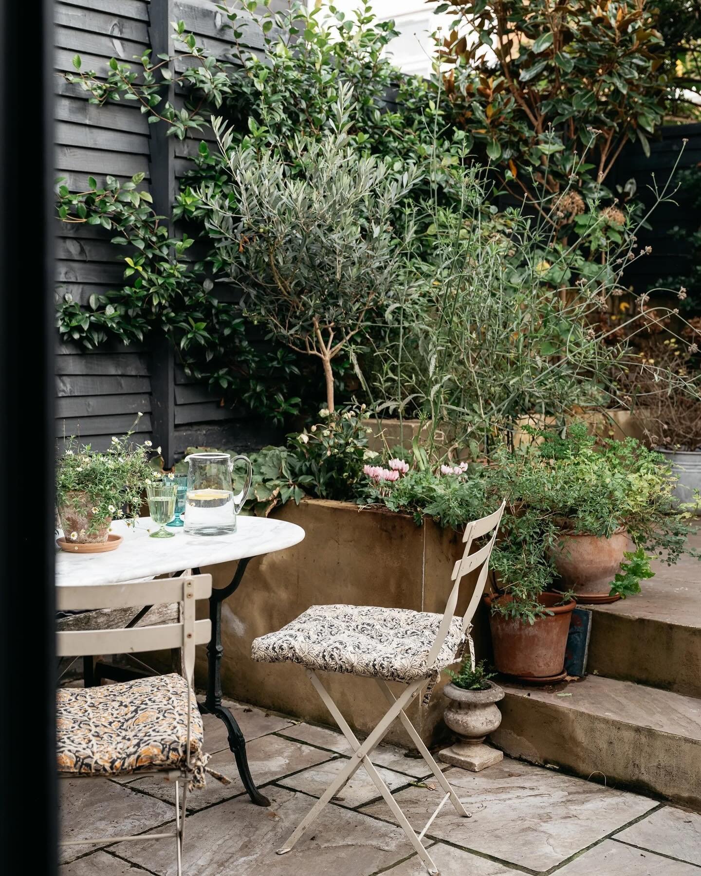 As spring springs and we spend more time outside, we caught up with Ben Skinner and Andrew Eden from @townandcountrygardensltd to find out what London buyers are looking for in gardens and some top tips you can follow to get your garden ready for sal