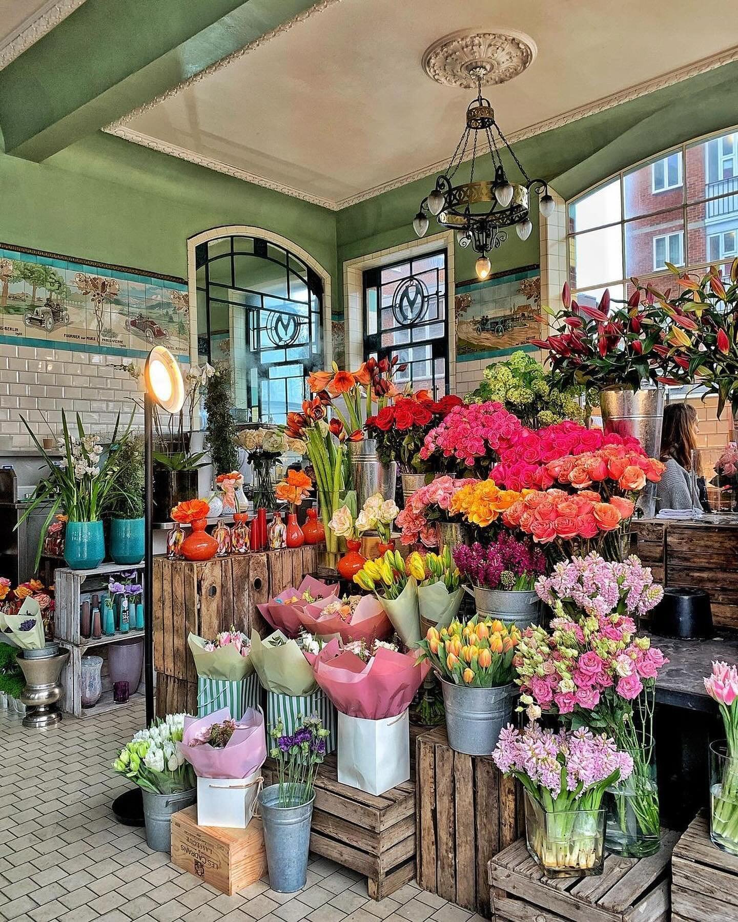 Walking past these colourful arrangements each morning at @petalsatbibendum, below our office, is the perfect reminder (rain or shine...) that spring is here and summer will be hot (ish) on its heals. 🙌. 

📸 @elaineblackall / @dr.rakhi.rajput 

#go