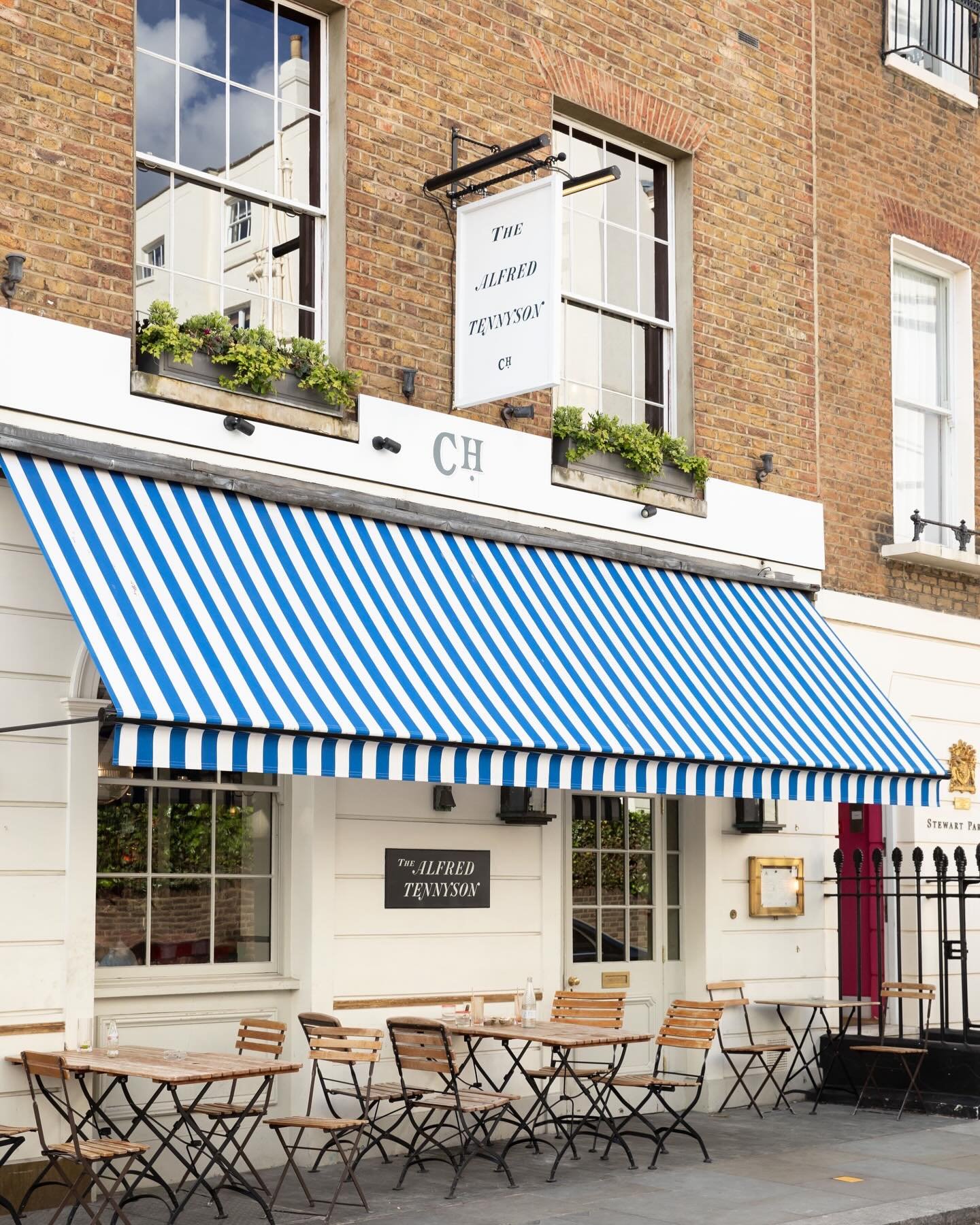 As the warm weather seems to have (finally) made an appearance this weekend, is there any better spot for an alfresco drink than @thealfredtennyson? Their covetable outdoor seating area is the perfect spot to stop and relax as you take a leisurely st