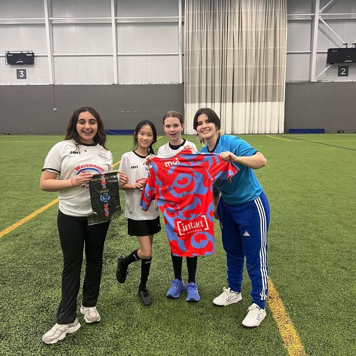 The Lac Saint-Louis coaches Symposium was a fun opportunity for coaches and players to experience a training session with the one and only @rosesmtlfc (and coaches from the region too).

Our very own Lilia won a raffle as well!