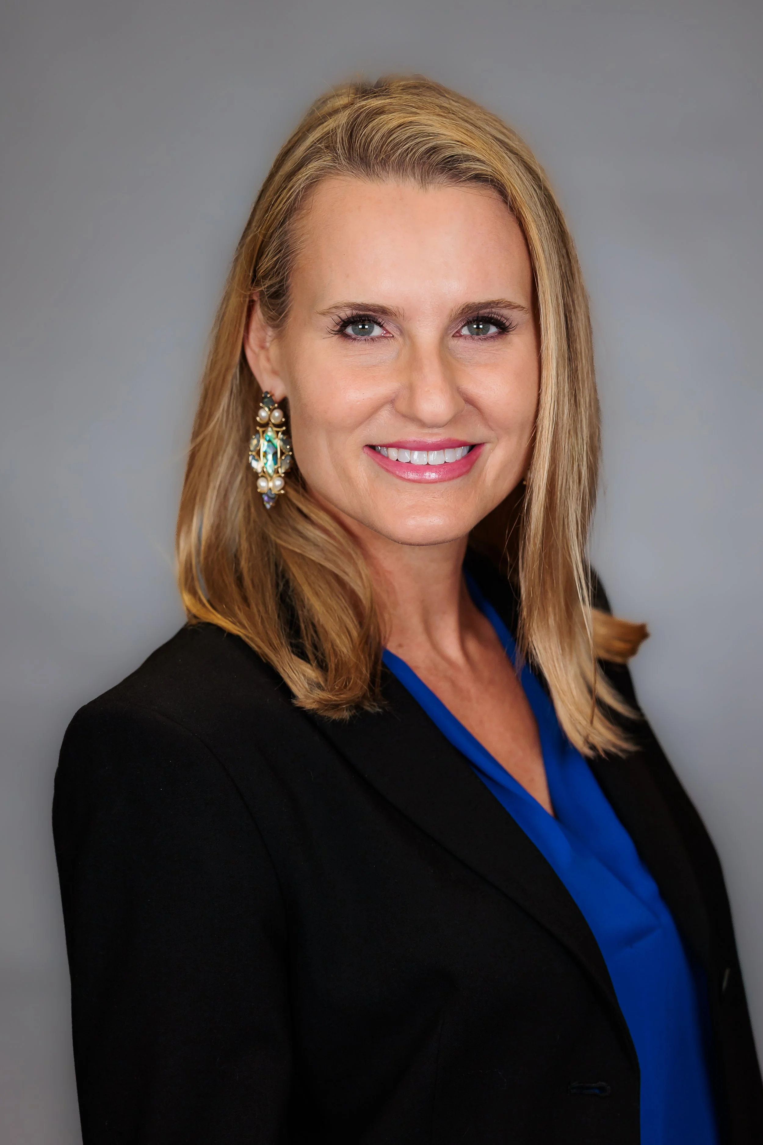 Savannah, Georgia, Professional Headshot Photography, Lisa Barksdale, business professional woman with solid backdrop. 