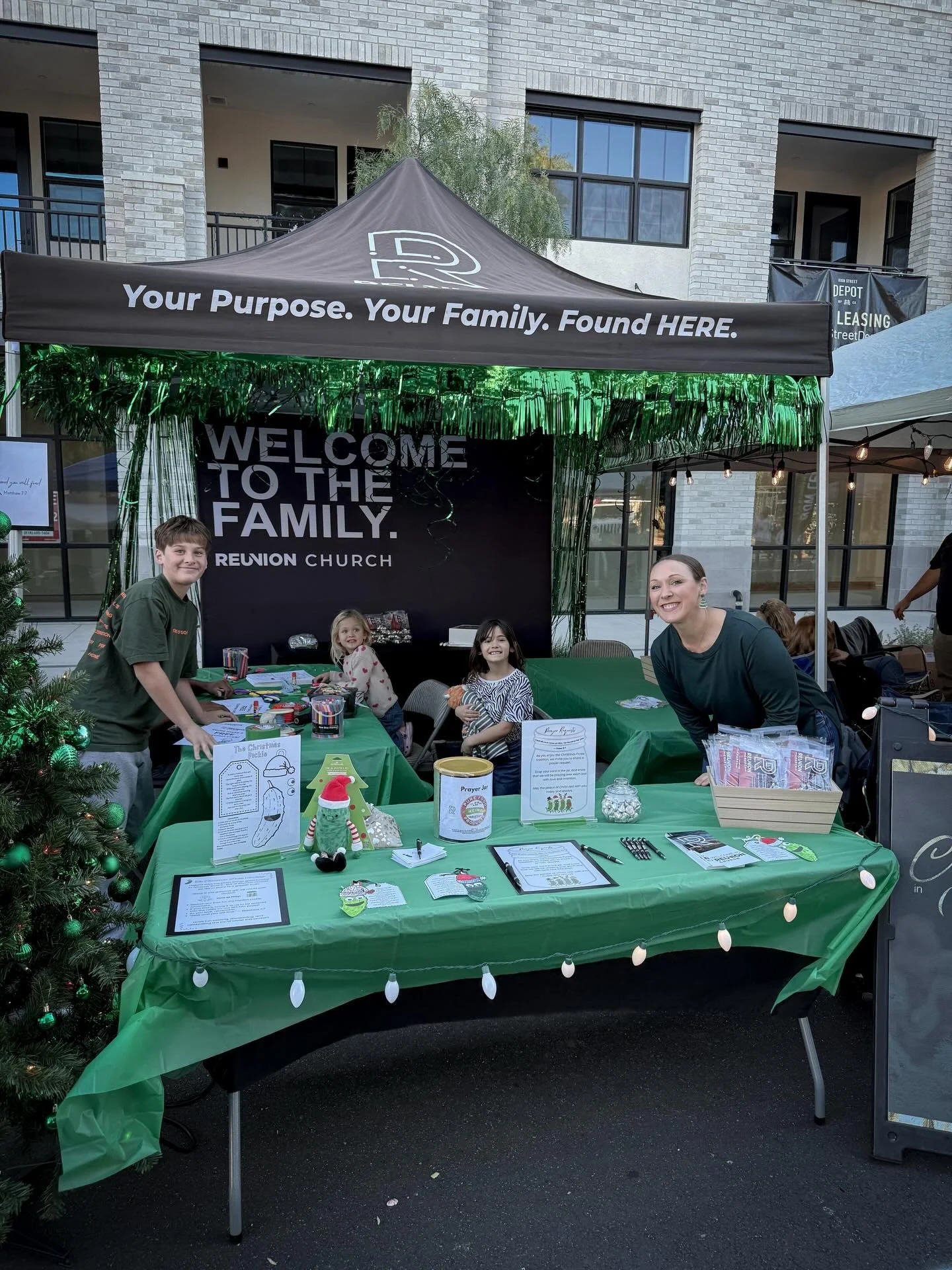 Come stop by our booth at @holiday_on_high_street today!! You can make a free Christmas craft to take home!