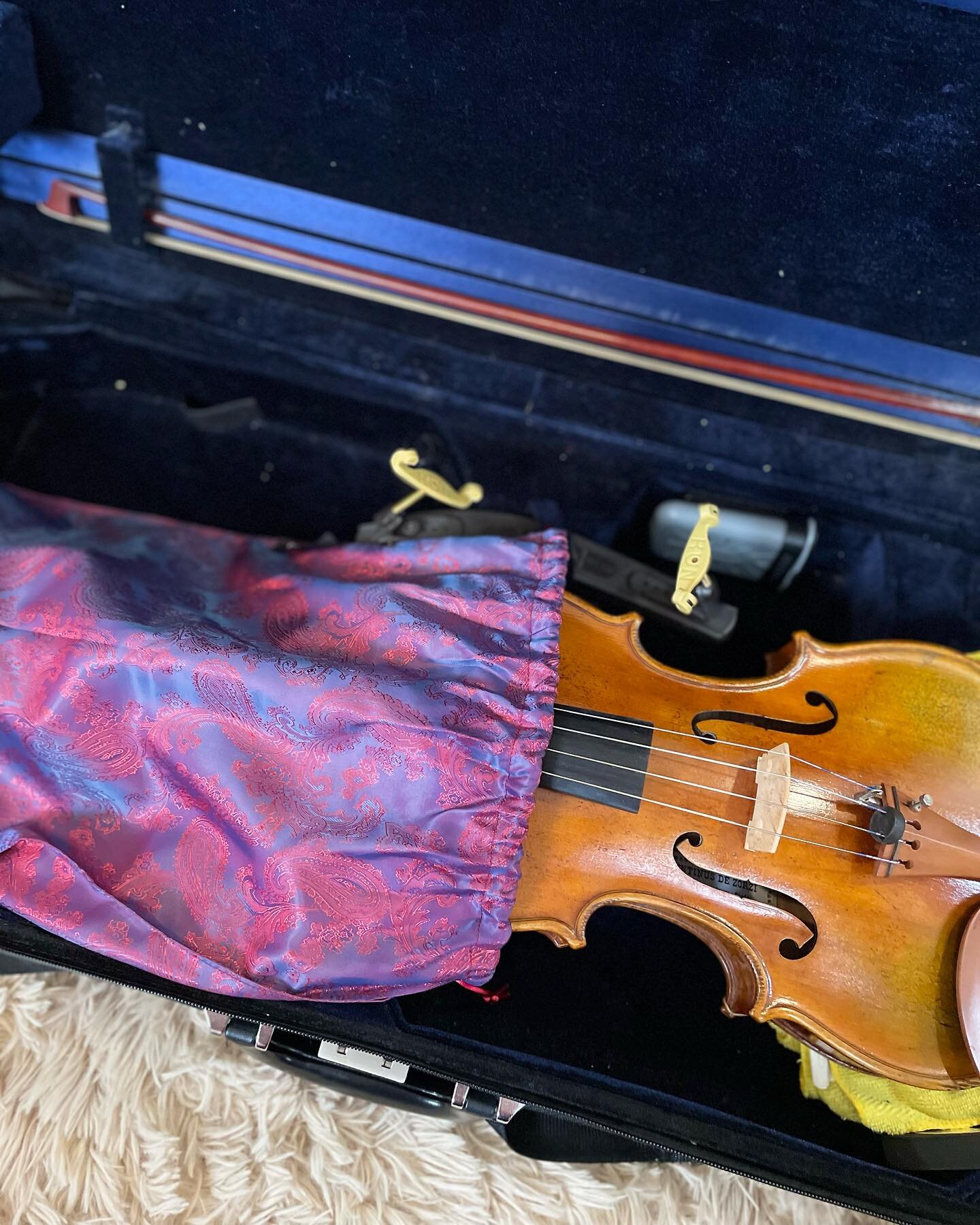 Rainy days were made for practice 🌧️🎻