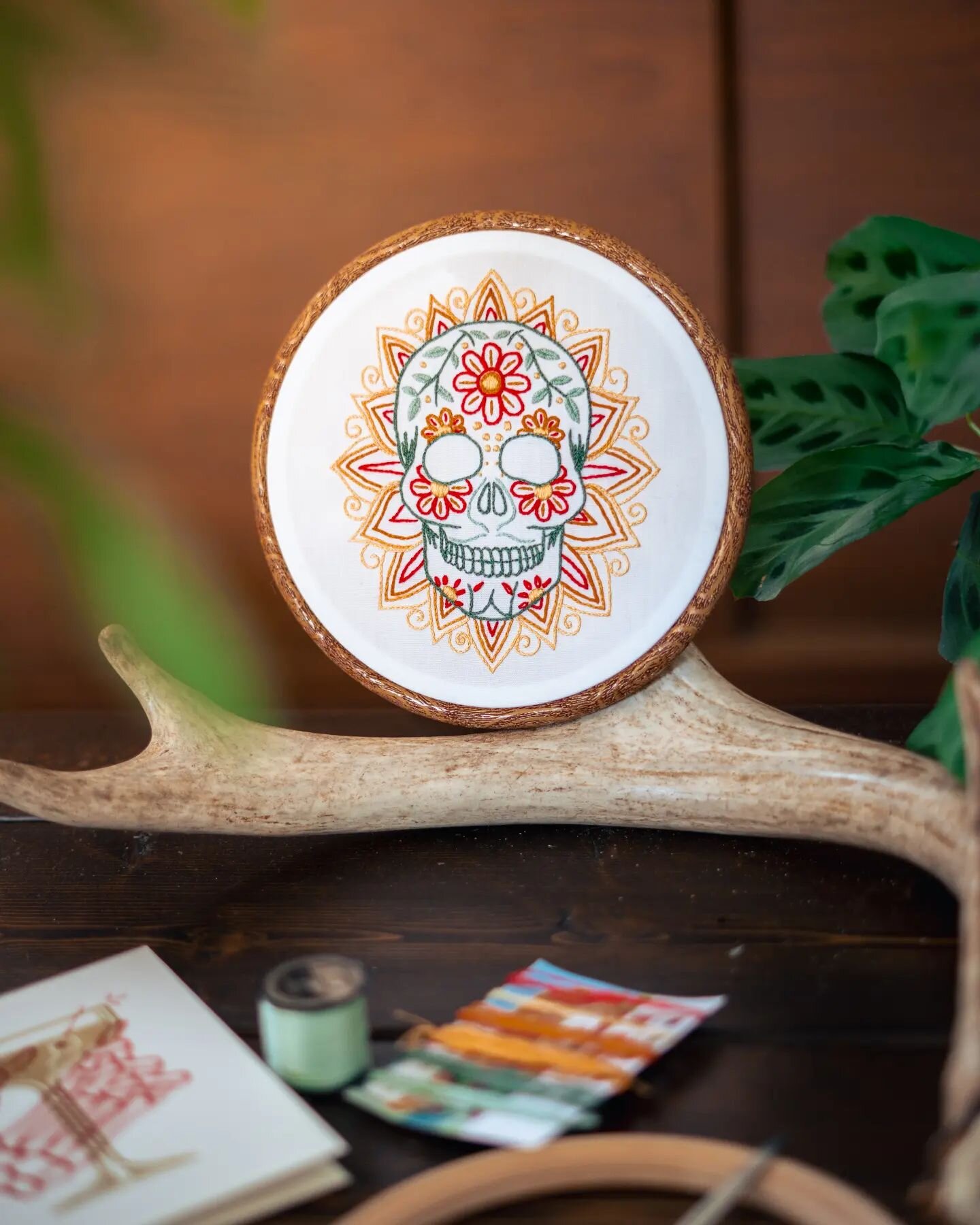 Skull themed threads 💀 stitched by @lore_lujan 🪡
.
#embroidery #embroiderersofinstagram #skull #design #sonyalpha #igerstoronto #embroiderydesign
