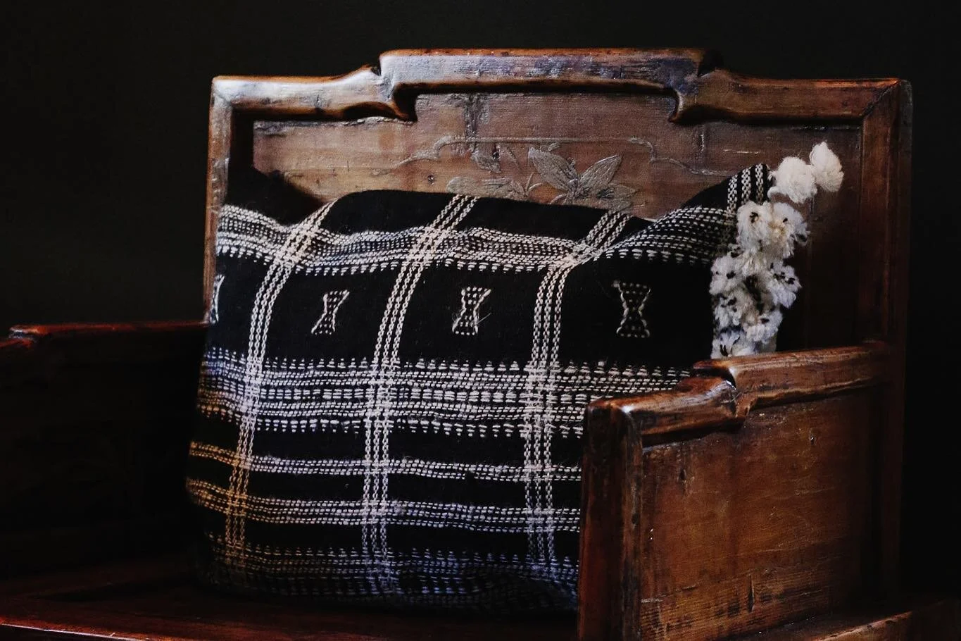 Elevate your home textiles with this beauty! 😍
This naturally dyed wool pillow is hand-loomed in a soft geometric pattern with an edge of fringe tassels. Available on our website house-of-raj.com. 
Link in bio 

#homedecor #homedecoration #home #hom