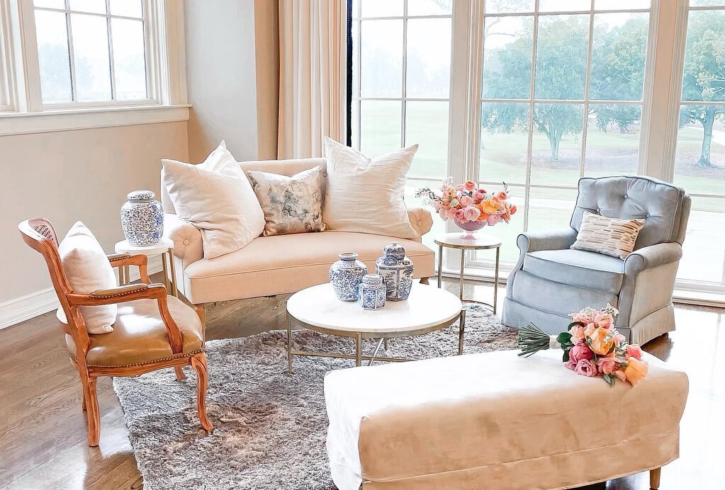 The Wren looks so lovely nestled in this corner at the CCLA clubhouse! She&rsquo;s a fresh and lively vignette that brings stylish soft seating to your festivities!

Lead Photographer: @breighannephoto 
Planner: @amyhazelevents 
Florist: @forage_br 
