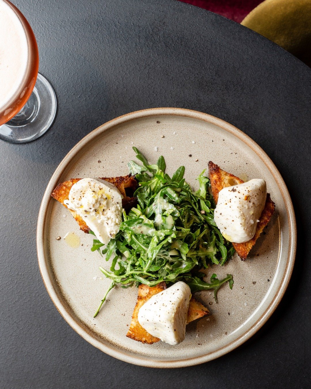 Fluffy focaccia. Creamy burrata. Zesty arugula. Say less. 

#high5iverooftop #uptownoakland #visitoakland #oaklandbars #bayareabuzz #bayareanightlife #eastbaycentric