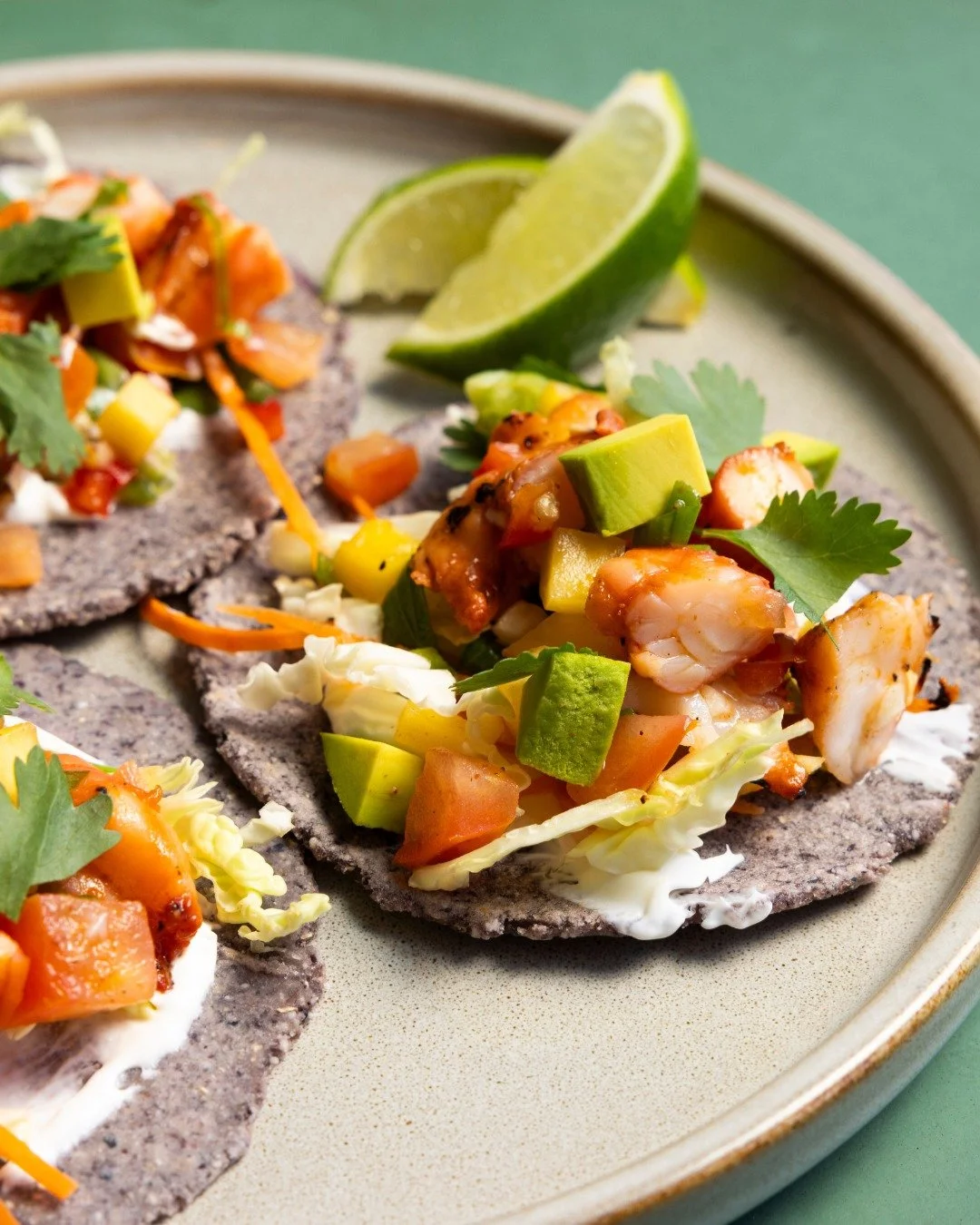 Say hello to our newest menu addition: Shrimp Tacos 🍤🌮 Blue corn tortillas loaded with achiote prawns, avocado, grilled green onion, crema, and mango salsa.
#high5iverooftop #uptownoakland #visitoakland #oaklandbars #bayareabuzz #bayareanightlife