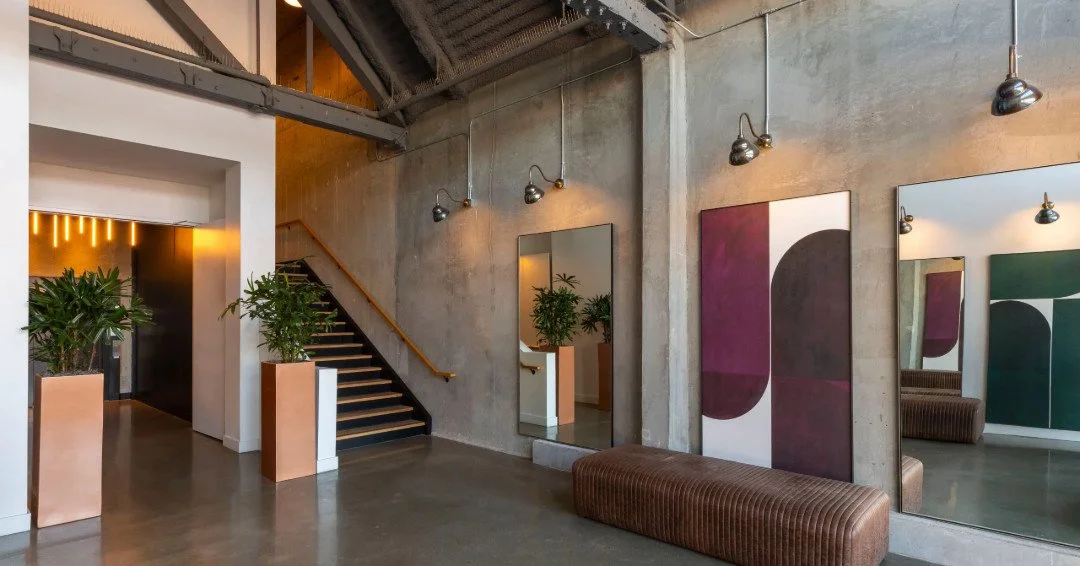 A quick pause in the lobby and you can feel the energy building for the night&rsquo;s event.

#High5ive #RooftopBar #OaklandFoodies #KisselUptownOakland #StoriesWorthCollecting