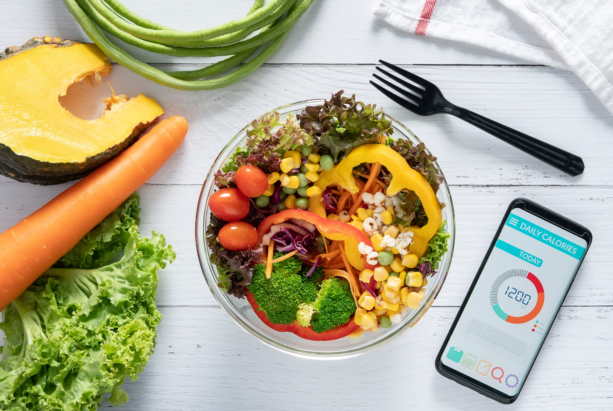 Healthy meal with fresh vegetables illustrating calorie deficit and healthy weight loss nutrition