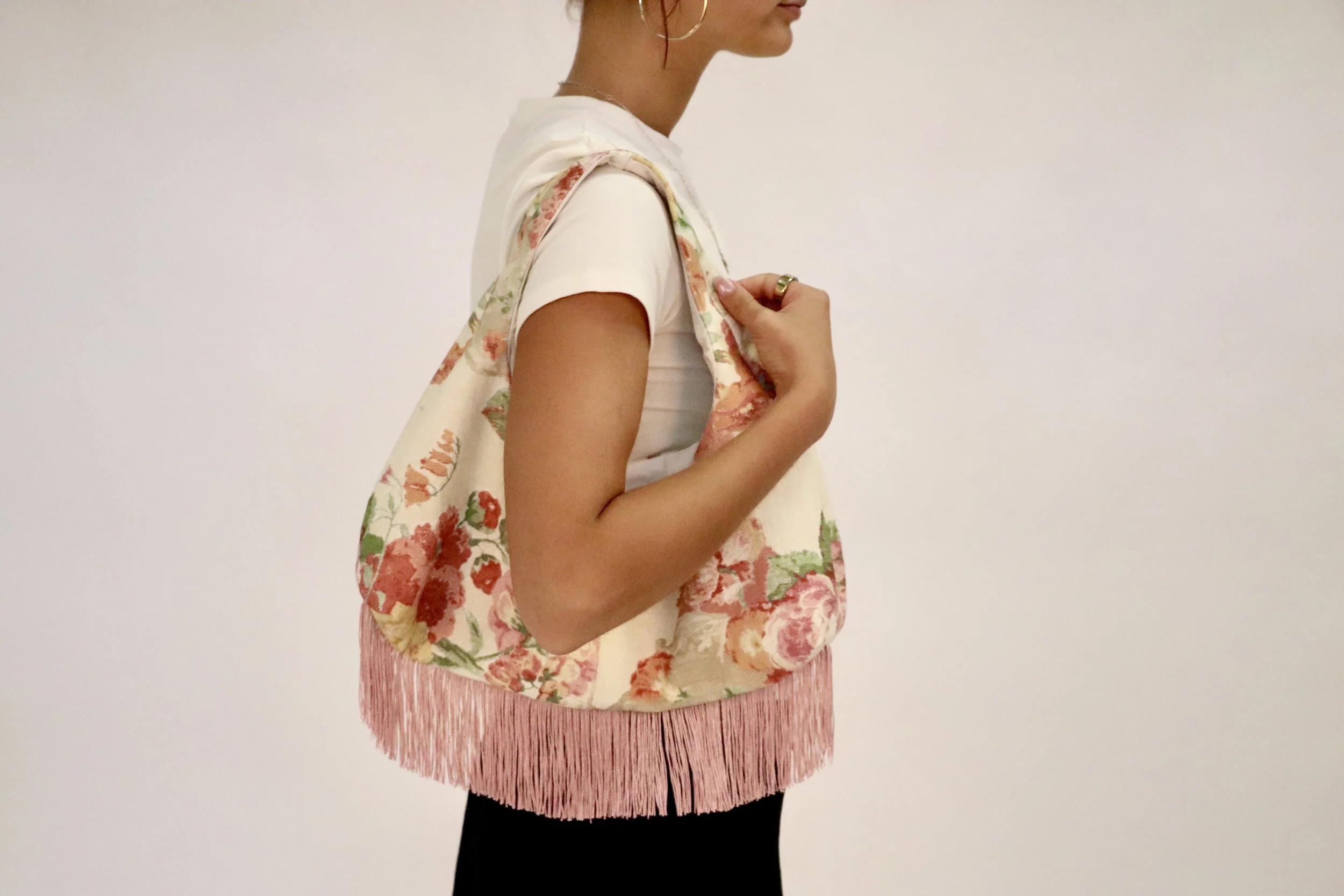 fringe purse(cream_pinkfloral_pinkfringe).jpg