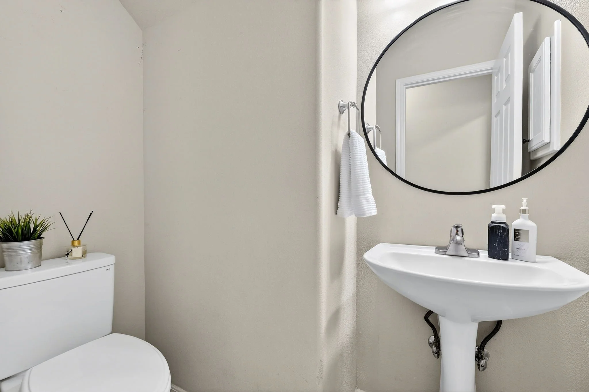 2676 NE Charlois Dr-21.jpg