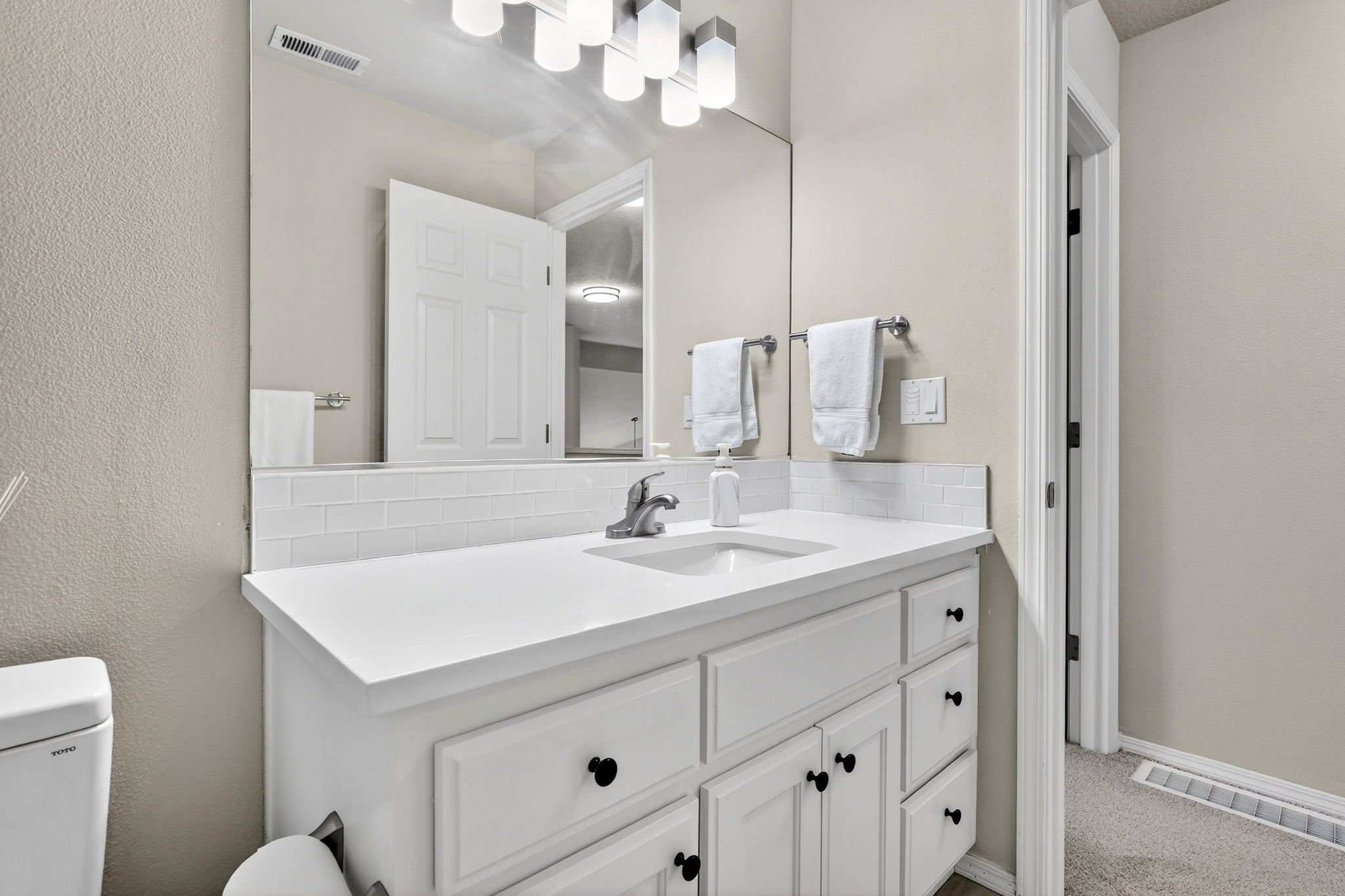 2676 NE Charlois Dr-56.jpg