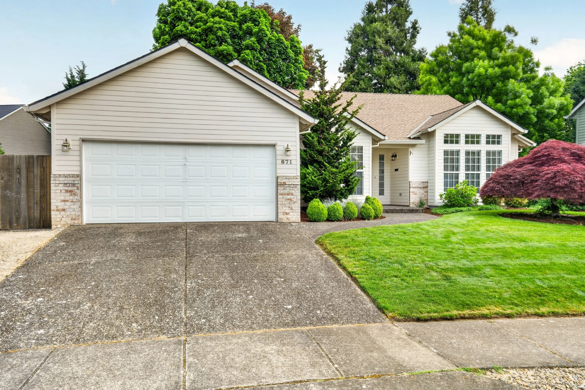 671 NE Maryann Ct-5.jpg