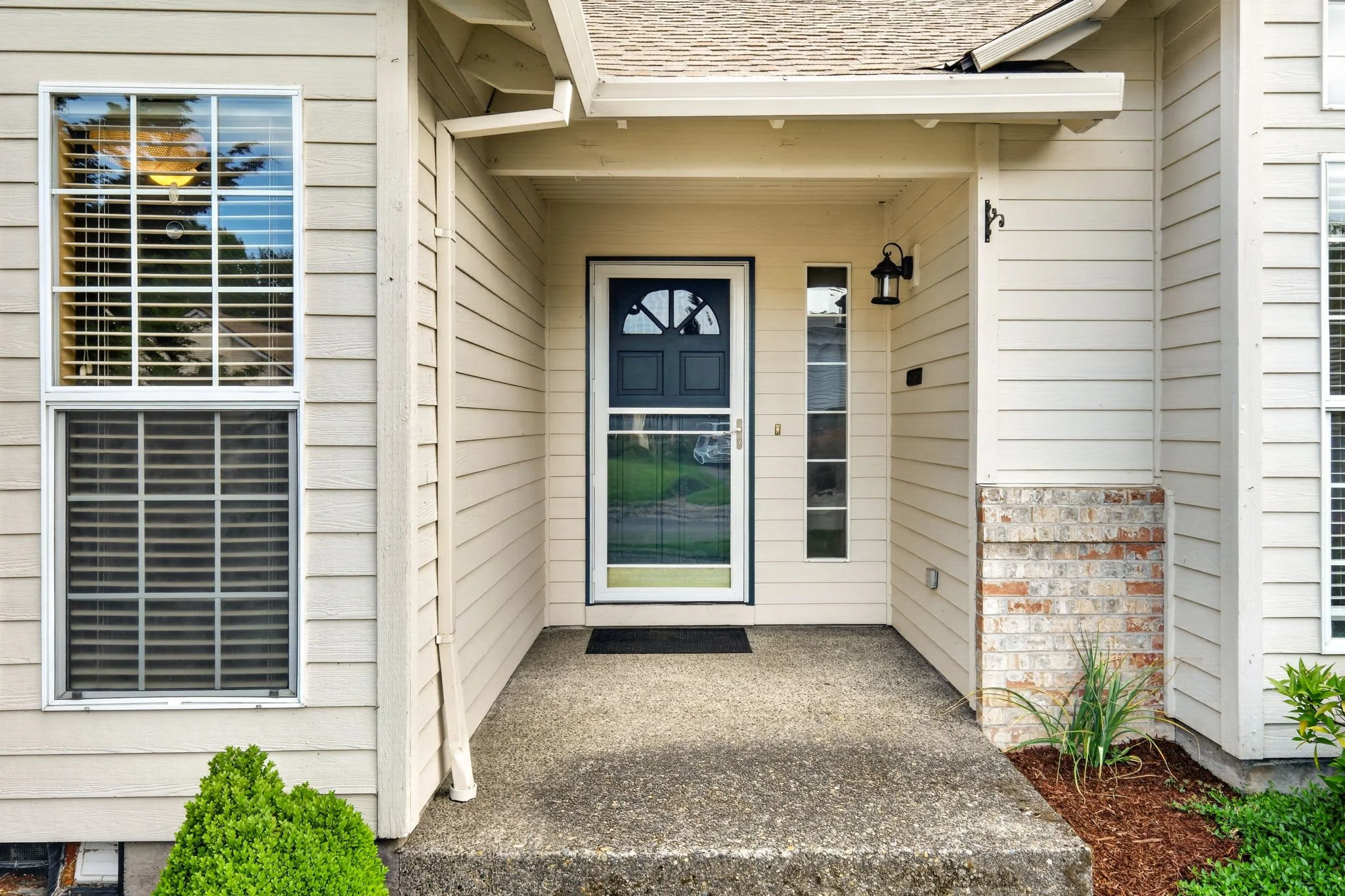 671 NE Maryann Ct-7.jpg