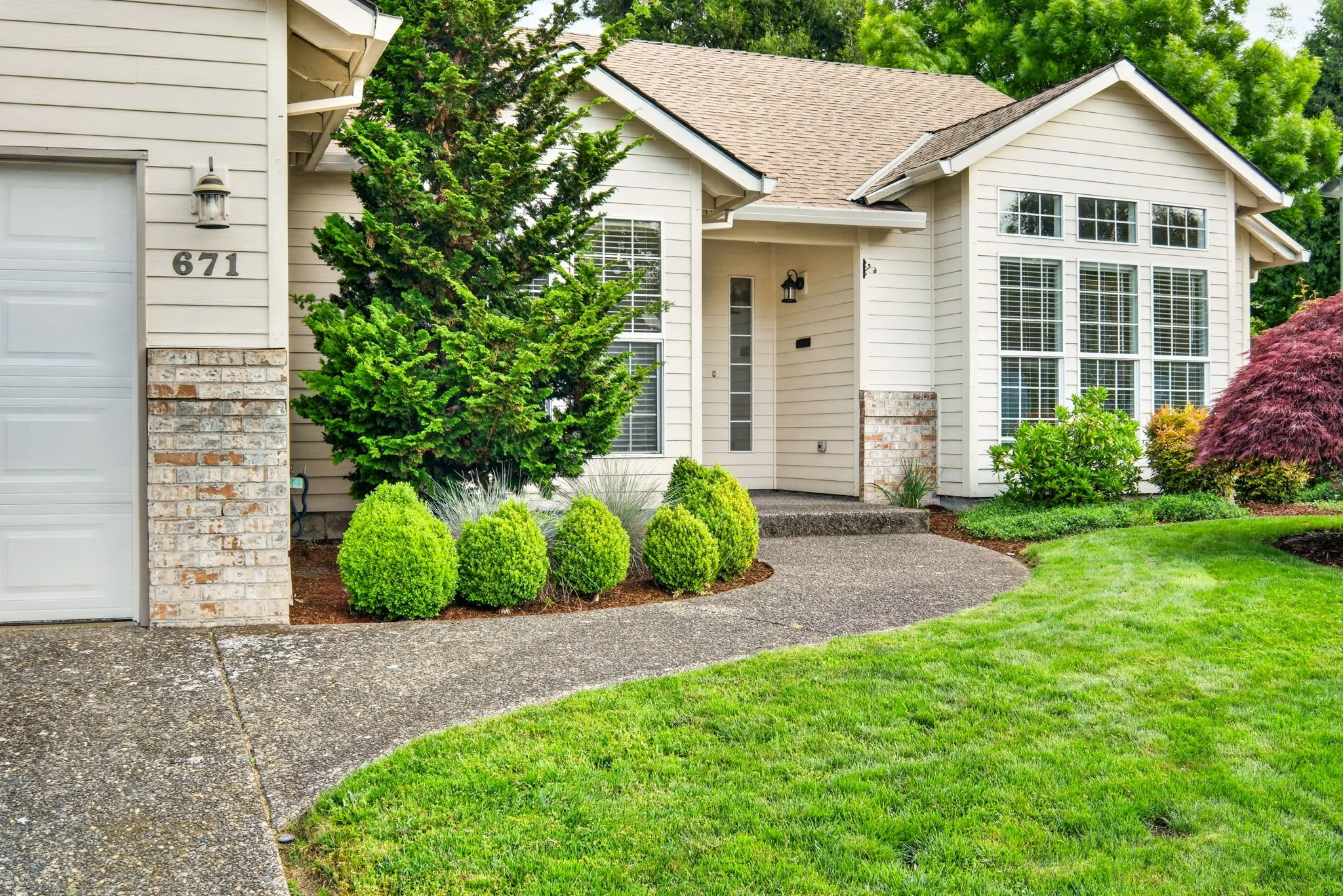 671 NE Maryann Ct-6.jpg
