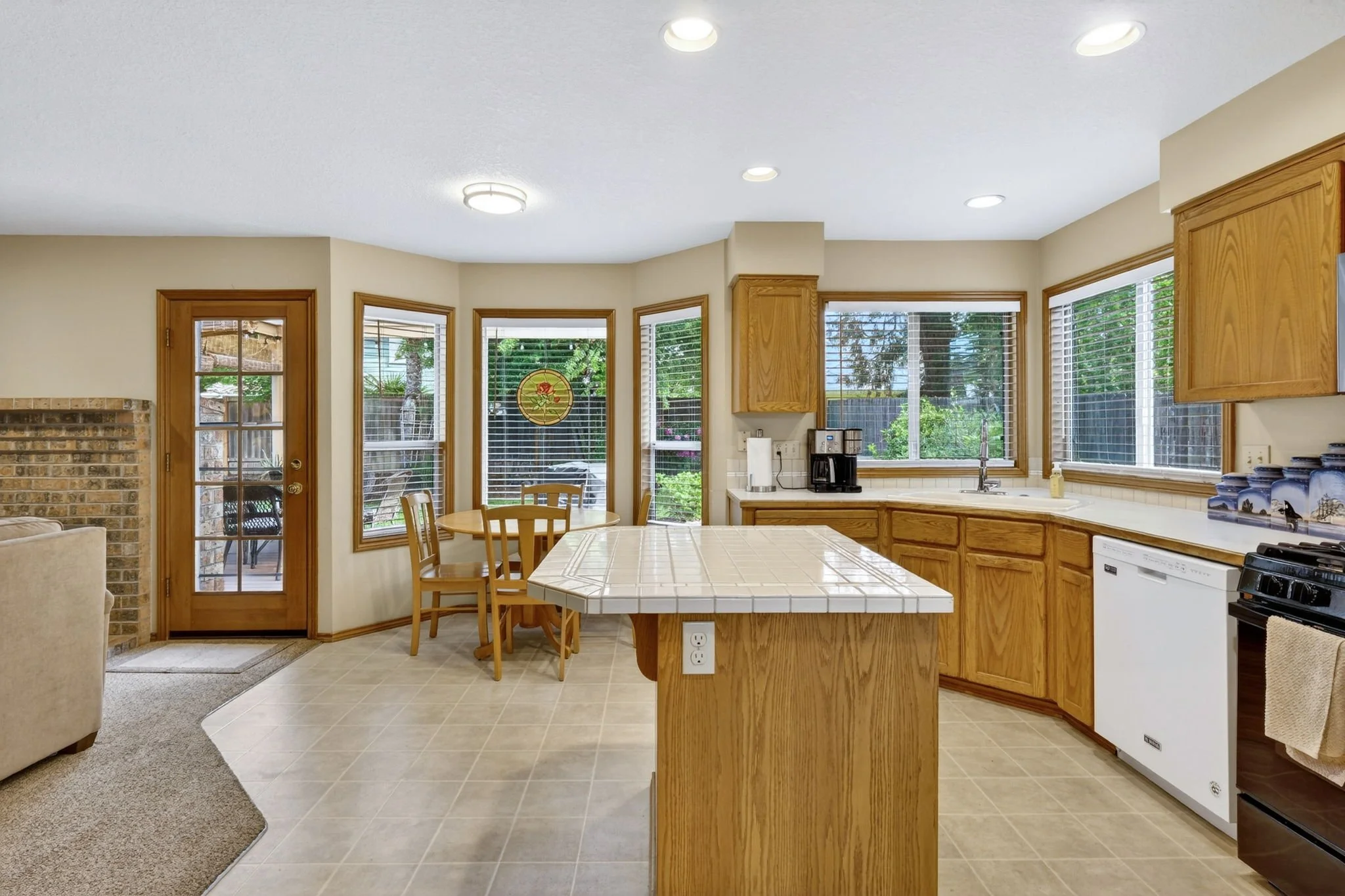 671 NE Maryann Ct-16.jpg