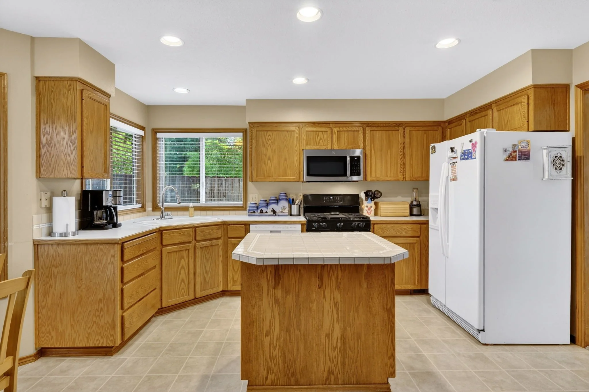 671 NE Maryann Ct-18.jpg