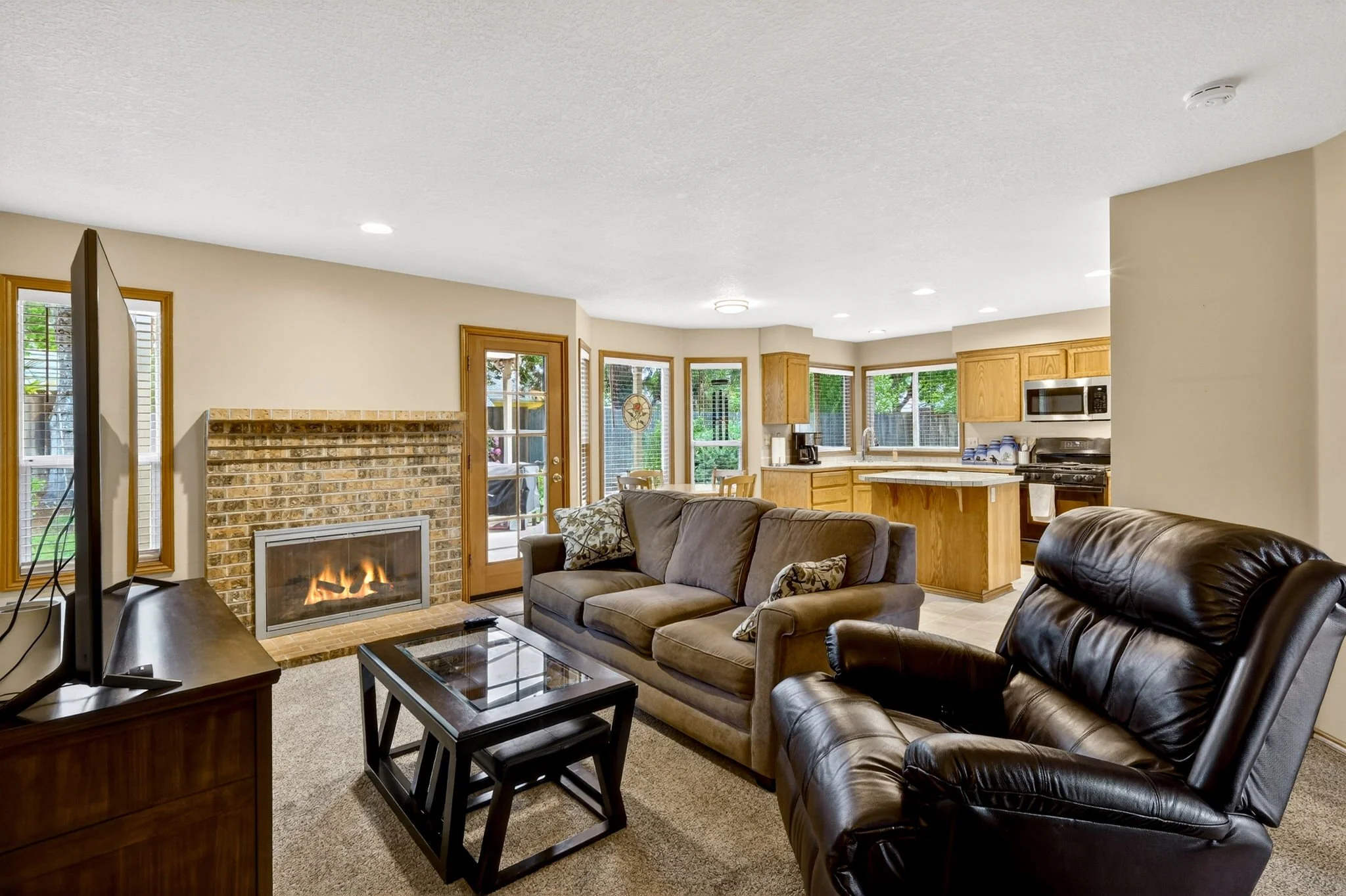 671 NE Maryann Ct-24.jpg