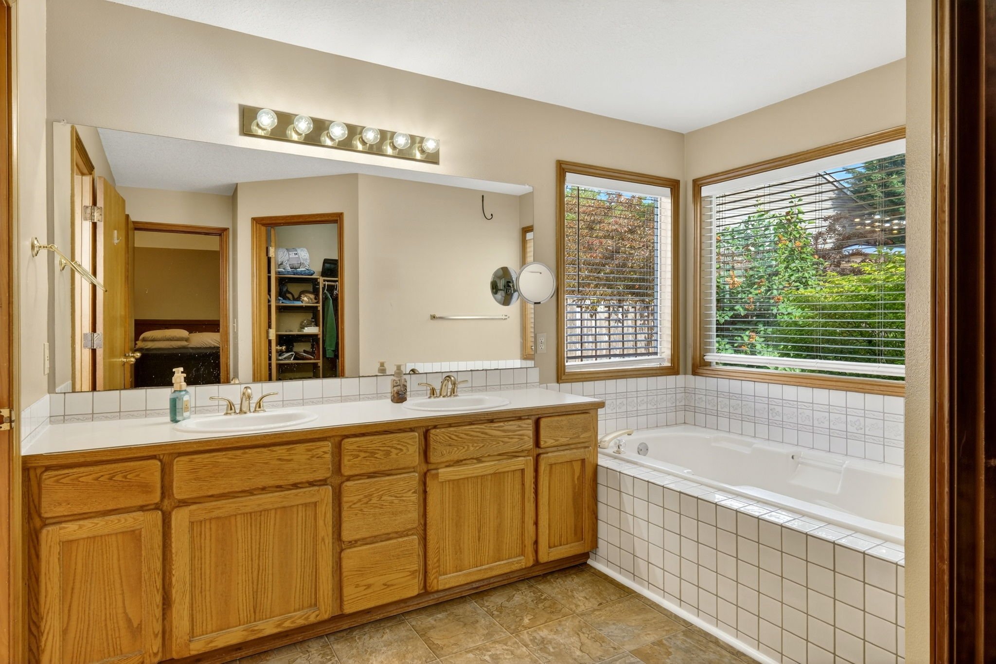 671 NE Maryann Ct-28.jpg