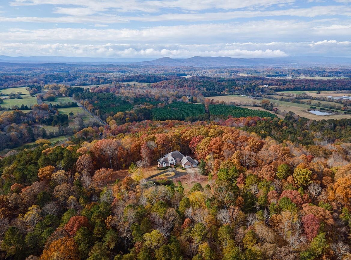 Who wouldn&rsquo;t want to live up there?!😍
Realtor: @glutestabber 
.
#atlantarealestate #atlantarealtor #northgeorgiarealtor #northgarealestate #calhounrealestate