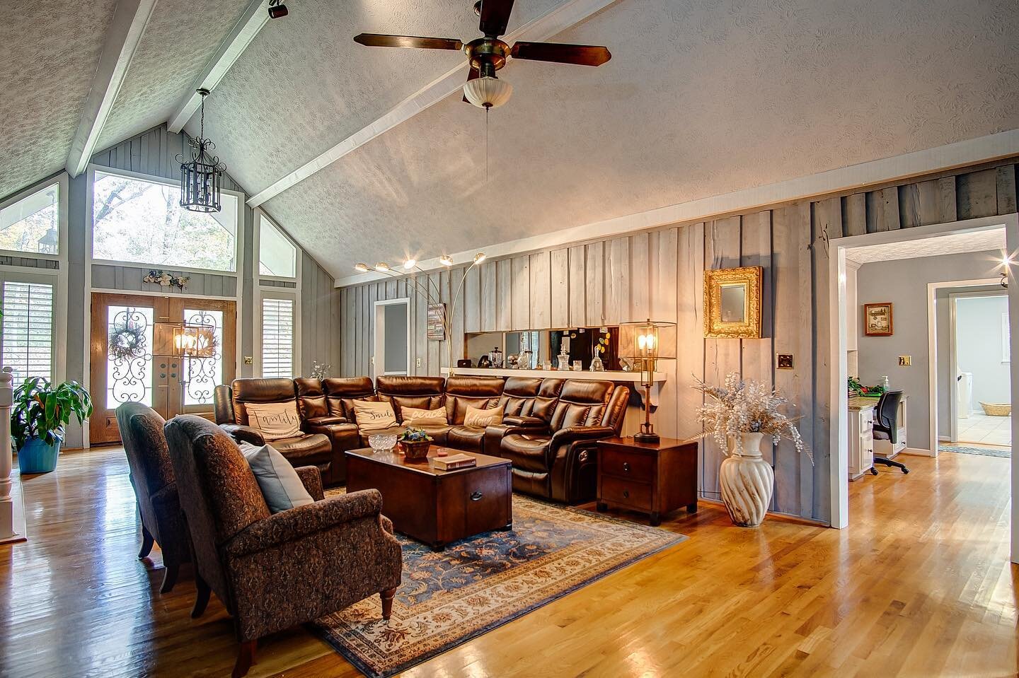 Beautiful beautiful living space! Those windows are amazing! 
@hcobia @kwcobia 
.
#annistonrealestate #cartersvillrealestate #adairsvillerealestate #alabamarealestate #romegarealestate