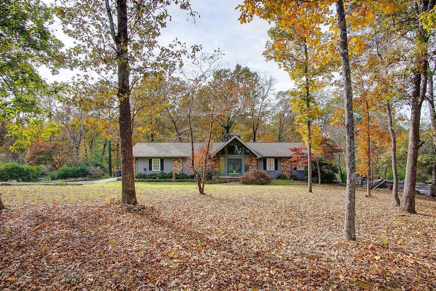 Fall colors &amp; gorgeous house= perfect combo 🍁
@hcobia @kwcobia 
.
#annistonrealestate #annistonrealtor #northwestgeorgiarealestate #northwestgeorgiarealtor #northgarealestate #ellijayrealestate